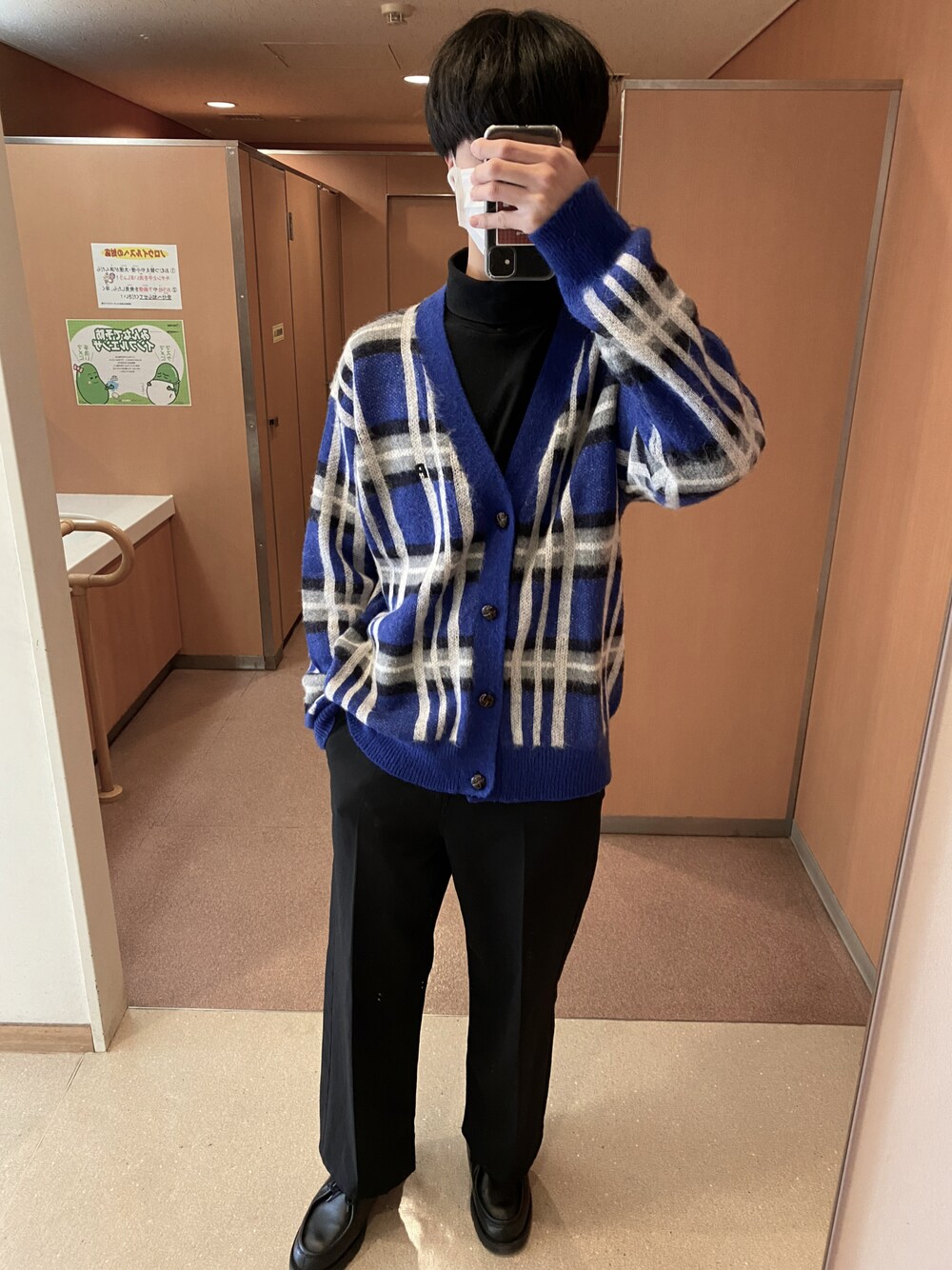 「ペルーシュ、perushu、kutir、UNIQLO、革靴、ローファー、スラックス、青、黒、タートルネック、カーディガン、SENSEOFPLACE、KLEMAN、韓国ファッション、ディズニー」｜「Perushuのレトロチェックカーディガン（カーディガン/ボレロ、ブルー系）」を使った、mimimiさん（メンズ・176cm）の冬コーディネートの1枚目の写真