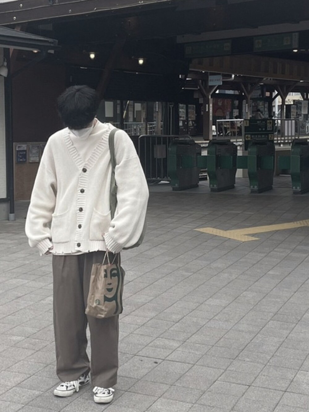「シンプル、カーディガン、スラックス、ホワイトコーデ、スニーカー、コンバース、remer、CPCM、ユニクロ、春コーデ、MHL.、モックネック、白スニーカー、休日コーデ、お洒落さんとつながりたい」｜「CPCMのアイテム（カーディガン/ボレロ、ホワイト系）」を使った、mimimiさん（メンズ・176cm）の冬コーディネートの1枚目の写真