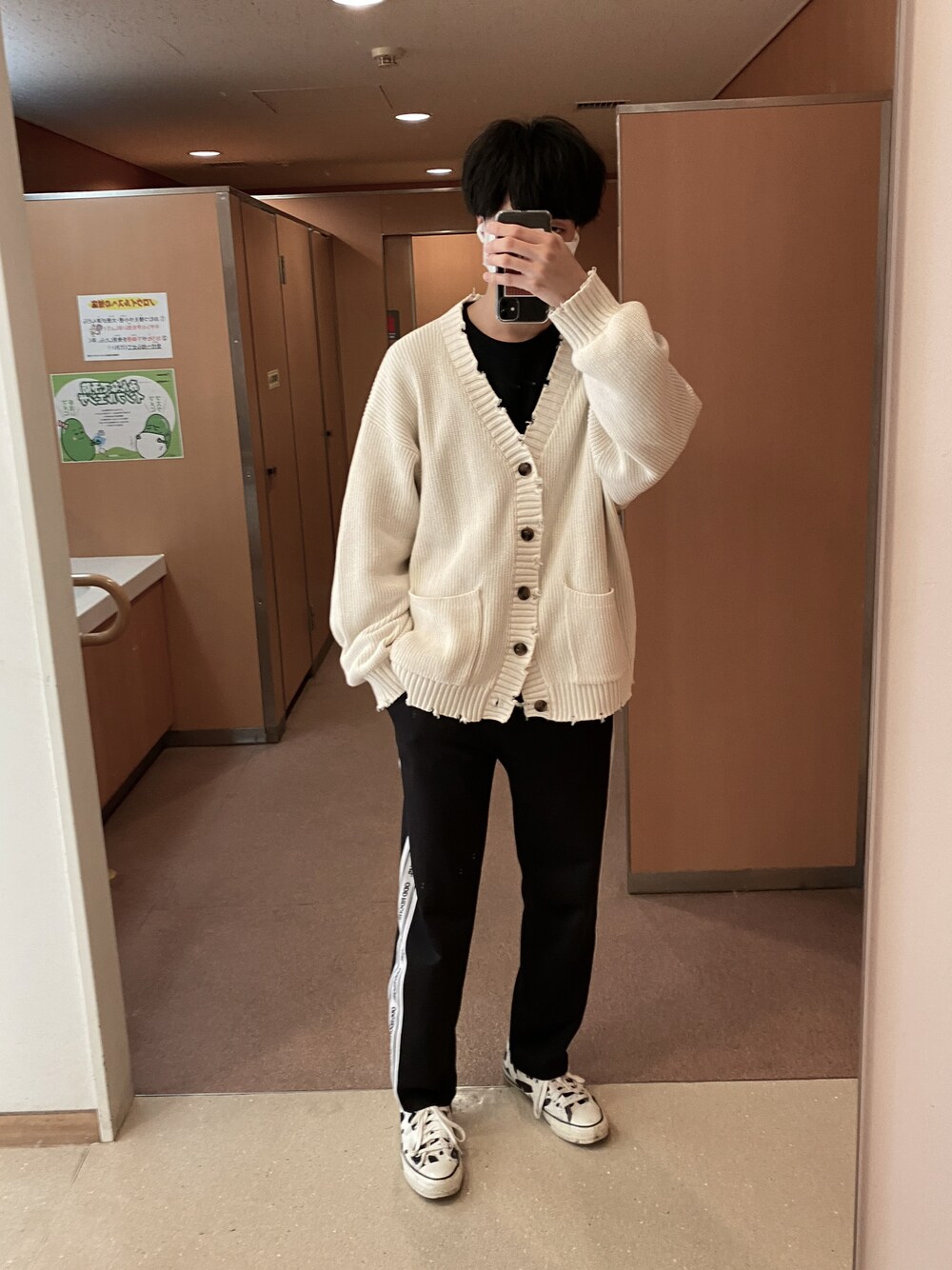 「シンプル、モノトーン、韓国ファッション、アニマル柄、トラックパンツ、カーディガン、コンバース、スニーカー、スニーカーコーデ、CPCM、oddstudio、ユニクロ、UNIQLO、ディズニー、ユニバ」｜「CONVERSEの【CONVERSE】カウスポットスニーカー（スニーカー、ホワイト系）」を使った、mimimiさん（メンズ・176cm）の冬コーディネートの1枚目の写真