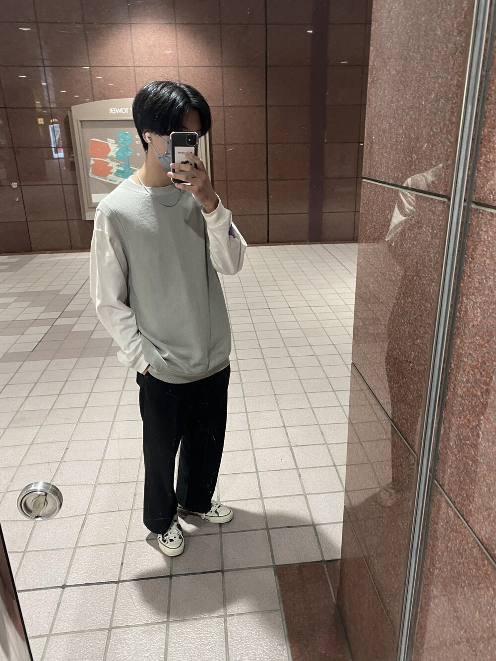 「大人カジュアル、秋冬コーデ、きれいめカジュアル、UNIQLO、remer、休日スタイル、converse、秋コーデ、白スニーカー、モノトーン、着回しコーデ、韓国ファッション、ロンT、ニットベスト、ベスト」｜「SENSE OF PLACE by URBAN RESEARCHのアイテム（スラックス、ブラック系）」を使った、mimimiさん（メンズ・176cm）の秋コーディネートの1枚目の写真