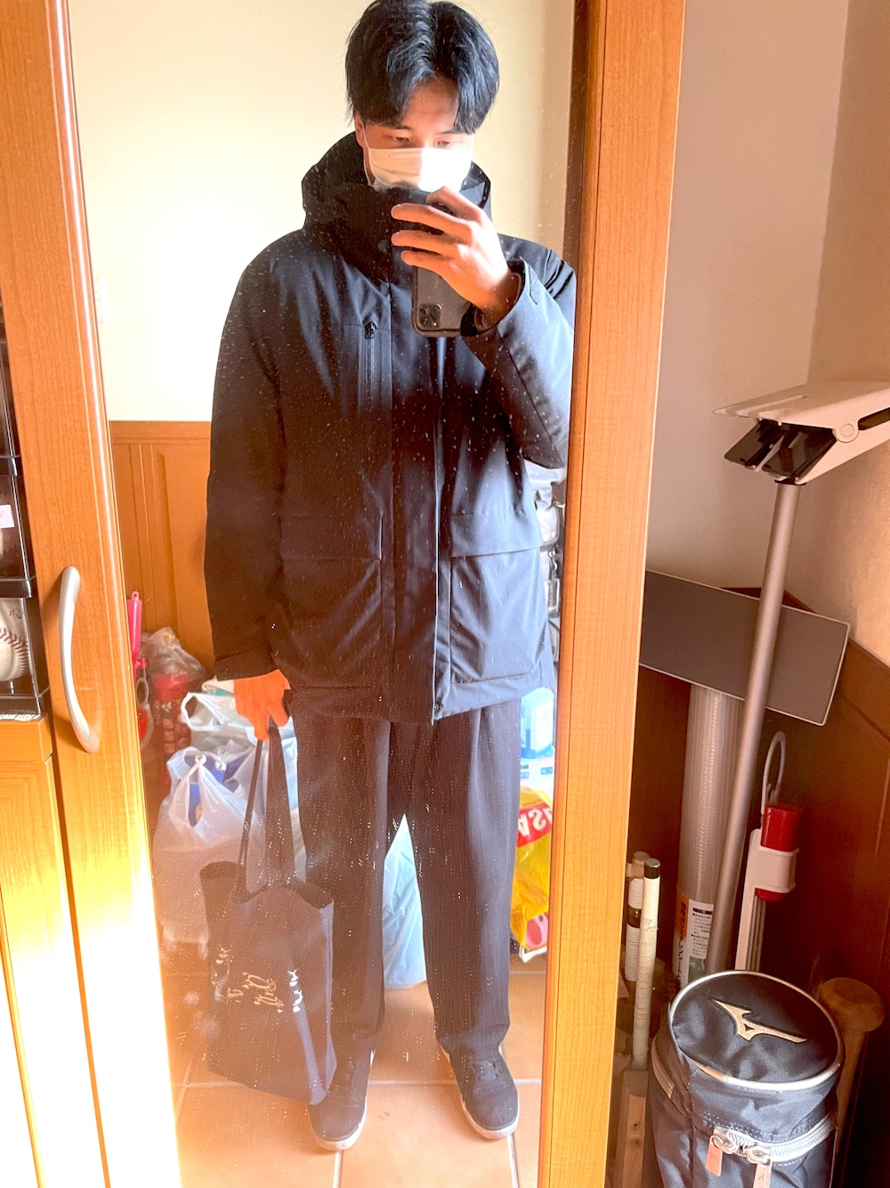 「UNIQLOのハイブリッドダウンパーカ（ブルゾン、ブラック系）」を使った、こーたさん（メンズ・184cm）の冬コーディネートの1枚目の写真
