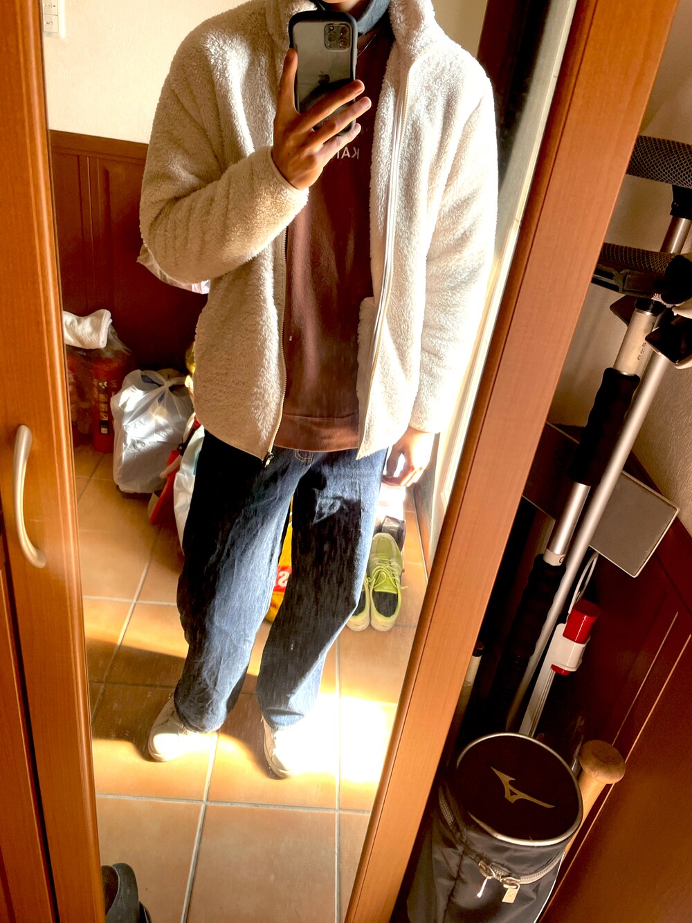 「UNIQLO、冬コーデ、タートルネック、大学生、GU、ワイドパンツ、プチプラ、アースカラー、休日コーデ、シンプルコーデ、お洒落さんとつながりたい、大学生コーデ」｜「UNIQLOのファーリーフリースフルジップジャケット（長袖）（その他アウター、ホワイト系）」を使った、こーたさん（メンズ・184cm）の秋コーディネートの1枚目の写真
