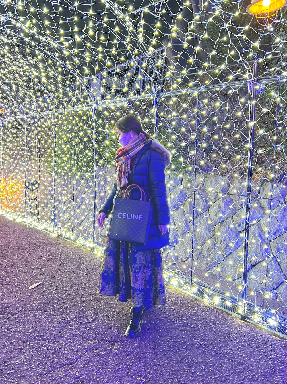「今日のコーデ、おしゃれさんと繋がりたい、オトナ女子、イルミネーション、冬コーデ、coach jacket、Dr.Martens 8ホール、CELINE」｜「CELINEのアイテム（バッグ、ブラウン系）」を使った、EIGA୨୧ *⑅❤︎·̩͙さん（レディース・163cm）の冬コーディネートの1枚目の写真