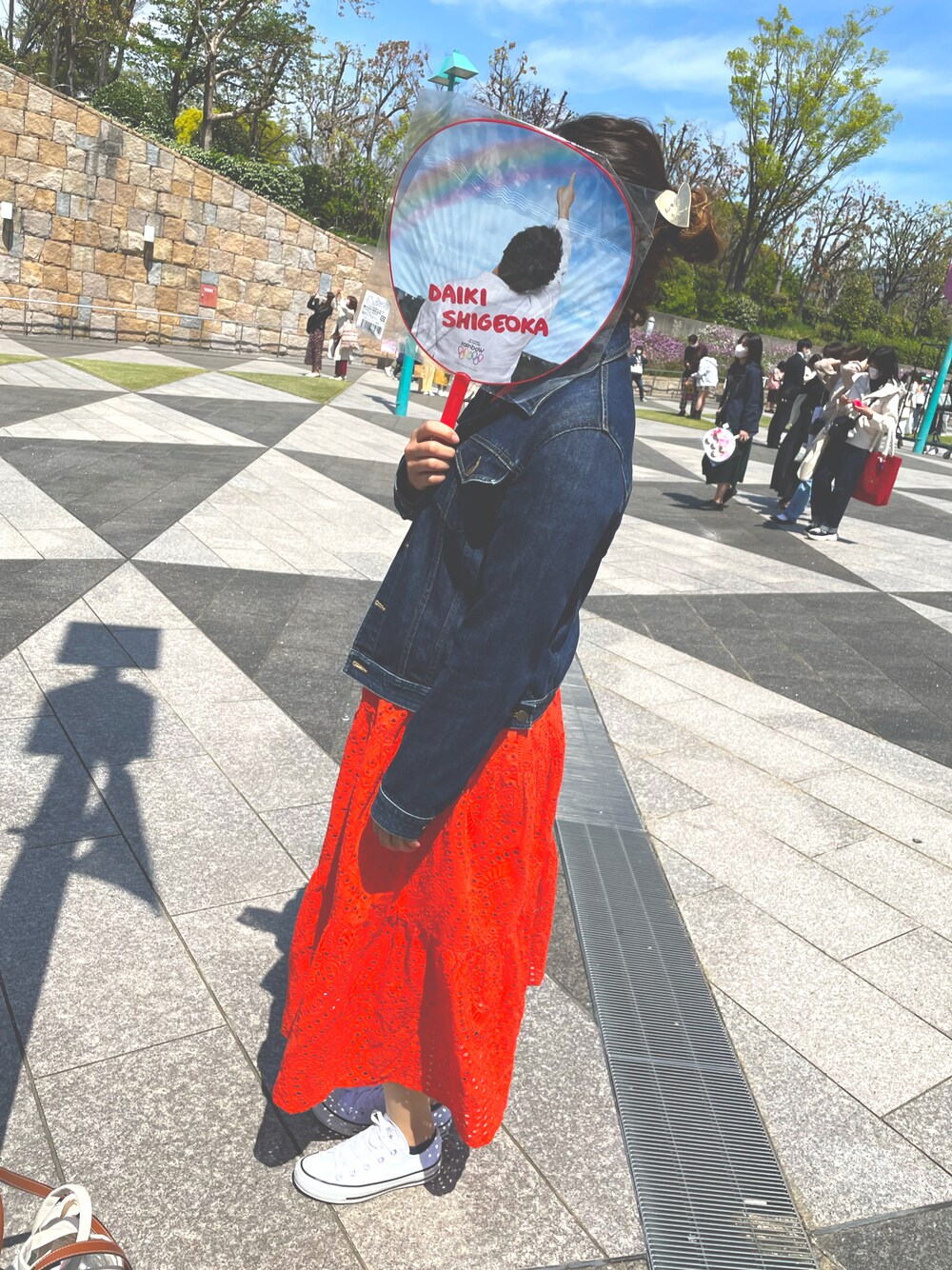 「春夏コーデ、休日スタイル、オトナカジュアル、ワンピース×スニーカー、コンサート参戦服、コンサートコーデ」｜「VISの【再入荷・新色】キャミペチ付きエンブロイダリーレースティアードワンピ（ワンピース、オレンジ系）」を使った、EIGA୨୧ *⑅❤︎·̩͙さん（レディース・163cm）の春コーディネートの1枚目の写真