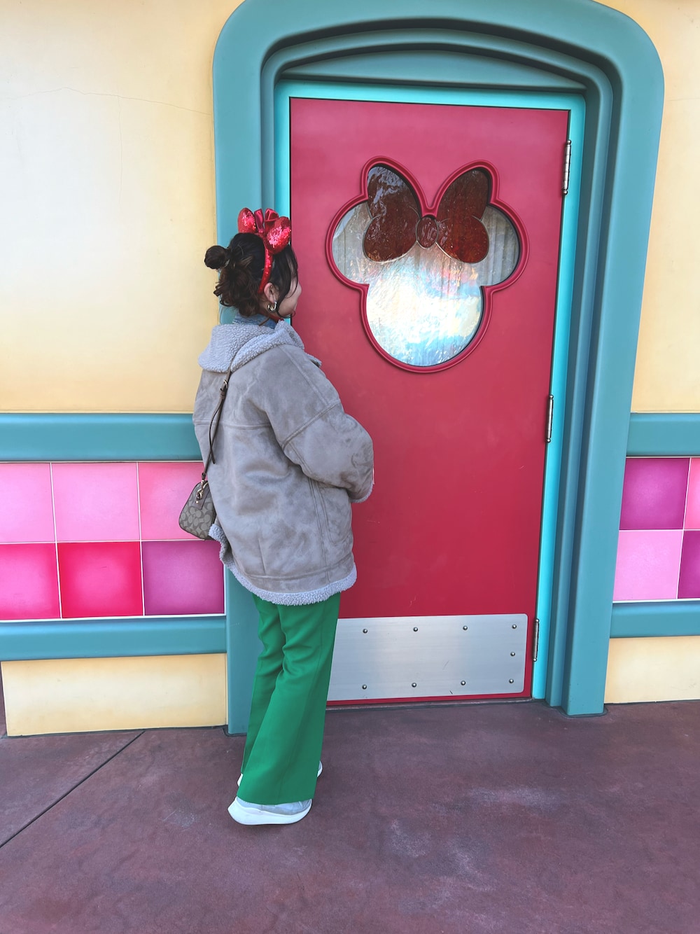 「オトナカジュアル、ootd、スニーカー、おしゃれさんと繋がりたい、COACH、Disneyland、ディズニーコーデ、ディズニーランド」｜「LOWRYS FARMのアイテム（ムートンコート、ベージュ系）」を使った、EIGA୨୧ *⑅❤︎·̩͙さん（レディース・163cm）の冬コーディネートの1枚目の写真