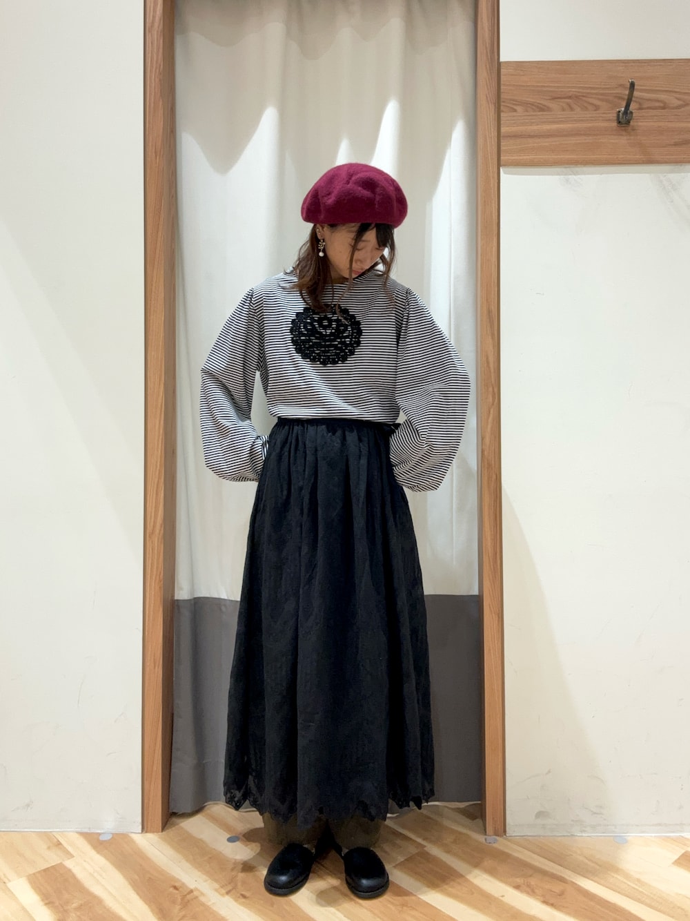 「カーキ、秋っぽコーデ更新中、レイヤードスタイル、エプロンスカート、巻きスカート、シンプルコーデ、大人女子、秋先取りコーデ、秋服準備はじめました、サマンサモスモス、Samansa Mos2、SM2」｜「Samansa Mos2のフラワー柄パーツレース貼りカットソー（Tシャツ/カットソー、ブラック系）」を使った、ゆささん（レディース・159cm）の秋コーディネートの1枚目の写真