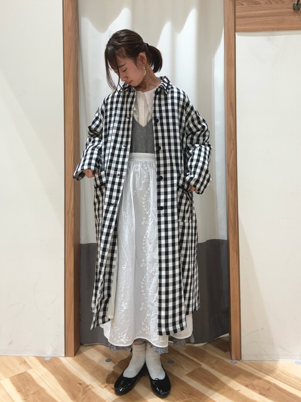 「春のおしゃ見えテクニック、大人カジュアル、大人ガーリー、モノトーン、ジャンパースカート、サマンサ モスモス(Samansa Mos2)、サマンサモスモス、SM2、SM2keittio、イオンモール土岐」｜「Samansa Mos2の【S/XLサイズ WEB限定】エナメルメタリックアソートバレエシューズ（パンプス、ブラック系）」を使った、ゆささん（レディース・159cm）の春コーディネートの1枚目の写真