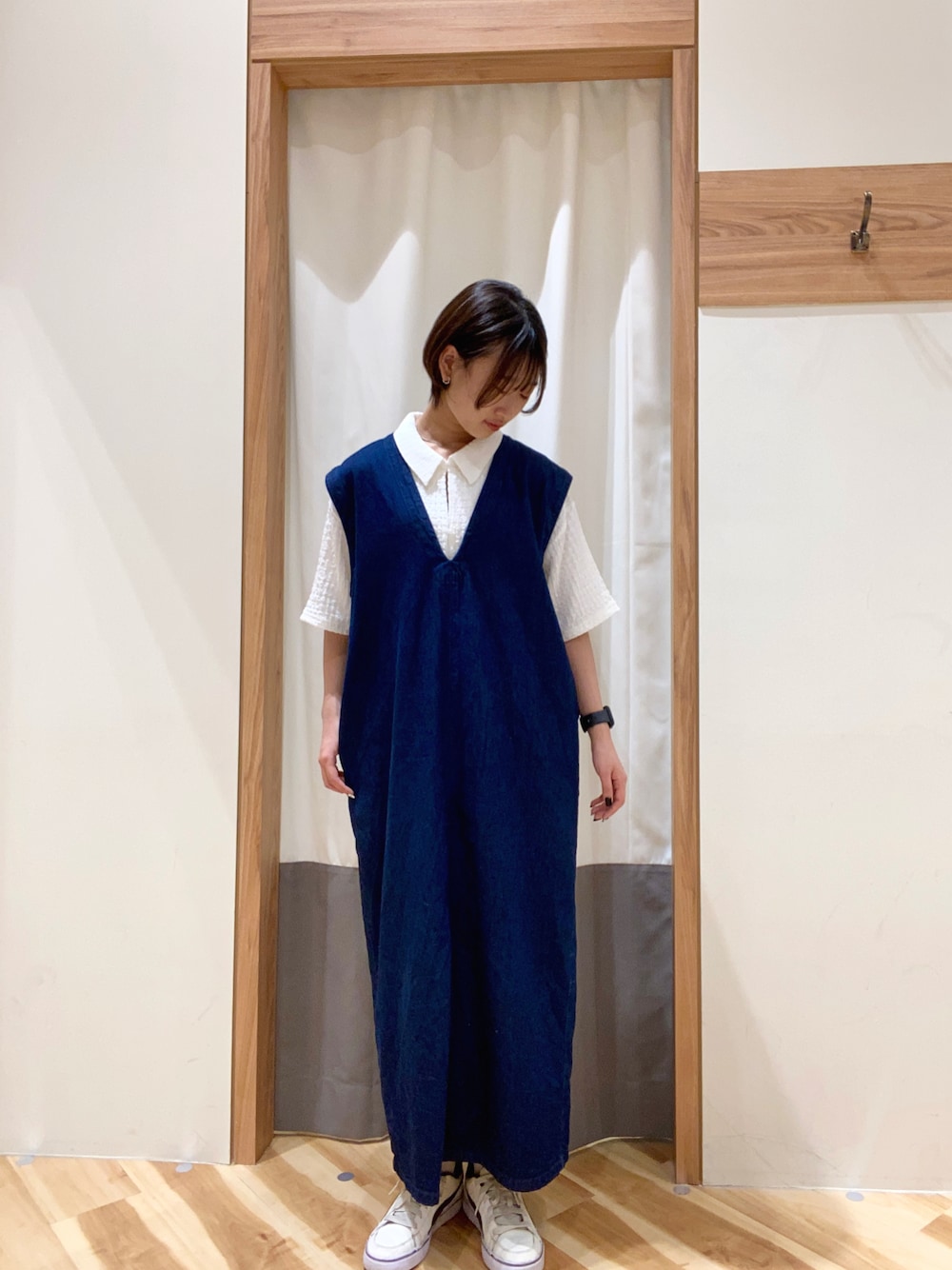 「Samansa Mos2 blue、休日コーデ、シンプル、春服、デニム、ジャンパースカート、スニーカー」｜「Samansa Mos2 blueの【ECO DENIM】Vネックジャンスカ（ワンピース、ブルー系）」を使った、ゆささん（レディース・156cm）の春コーディネートの1枚目の写真