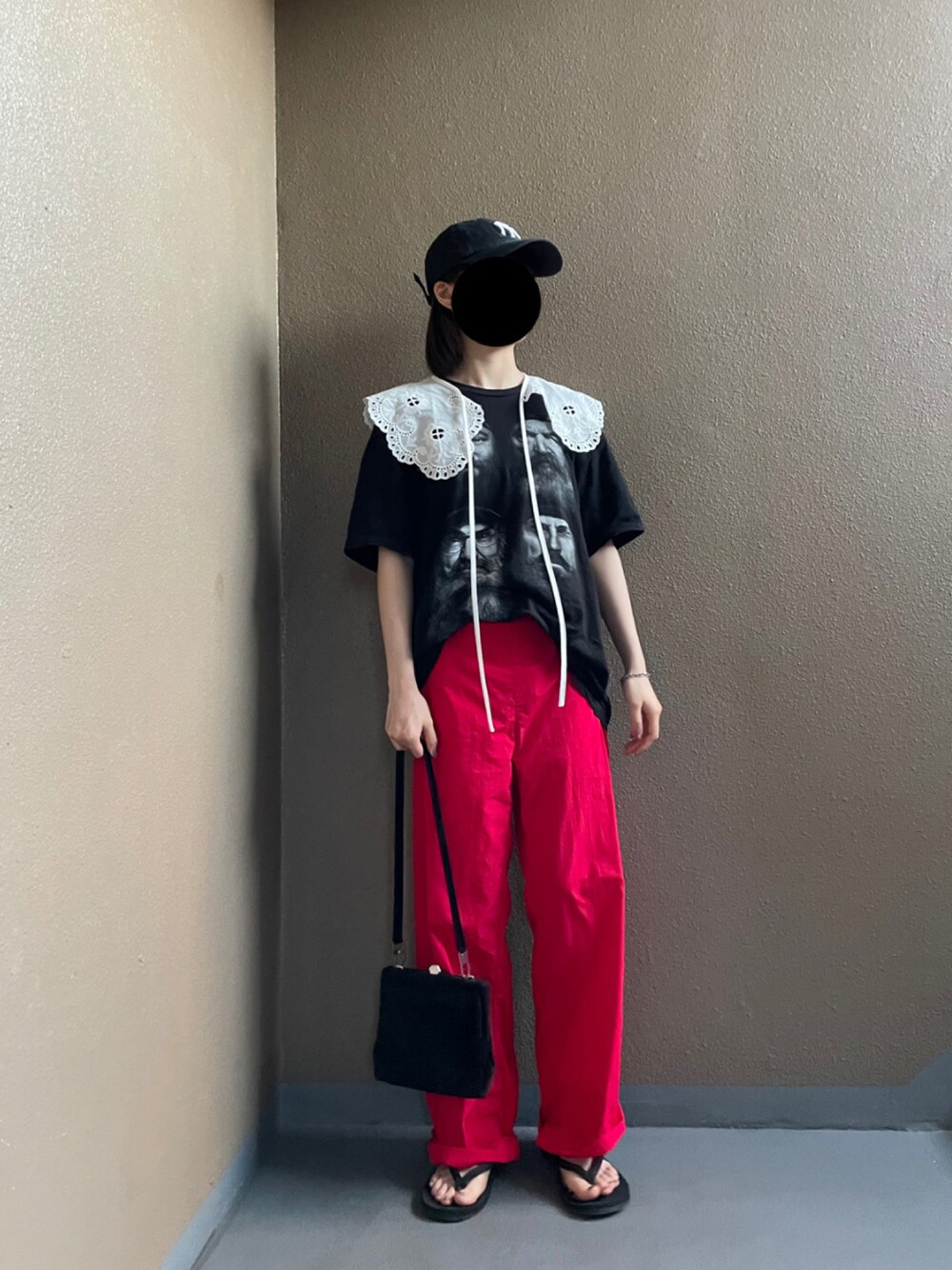 「夏コーデ、古着、古着MIX、赤パンツ、サンダル、スポーツmix、つけ襟、NYキャップ」｜「VINTAGEのアイテム（Tシャツ/カットソー、ブラック系）」を使った、nさん（レディース・157cm）の夏コーディネートの1枚目の写真