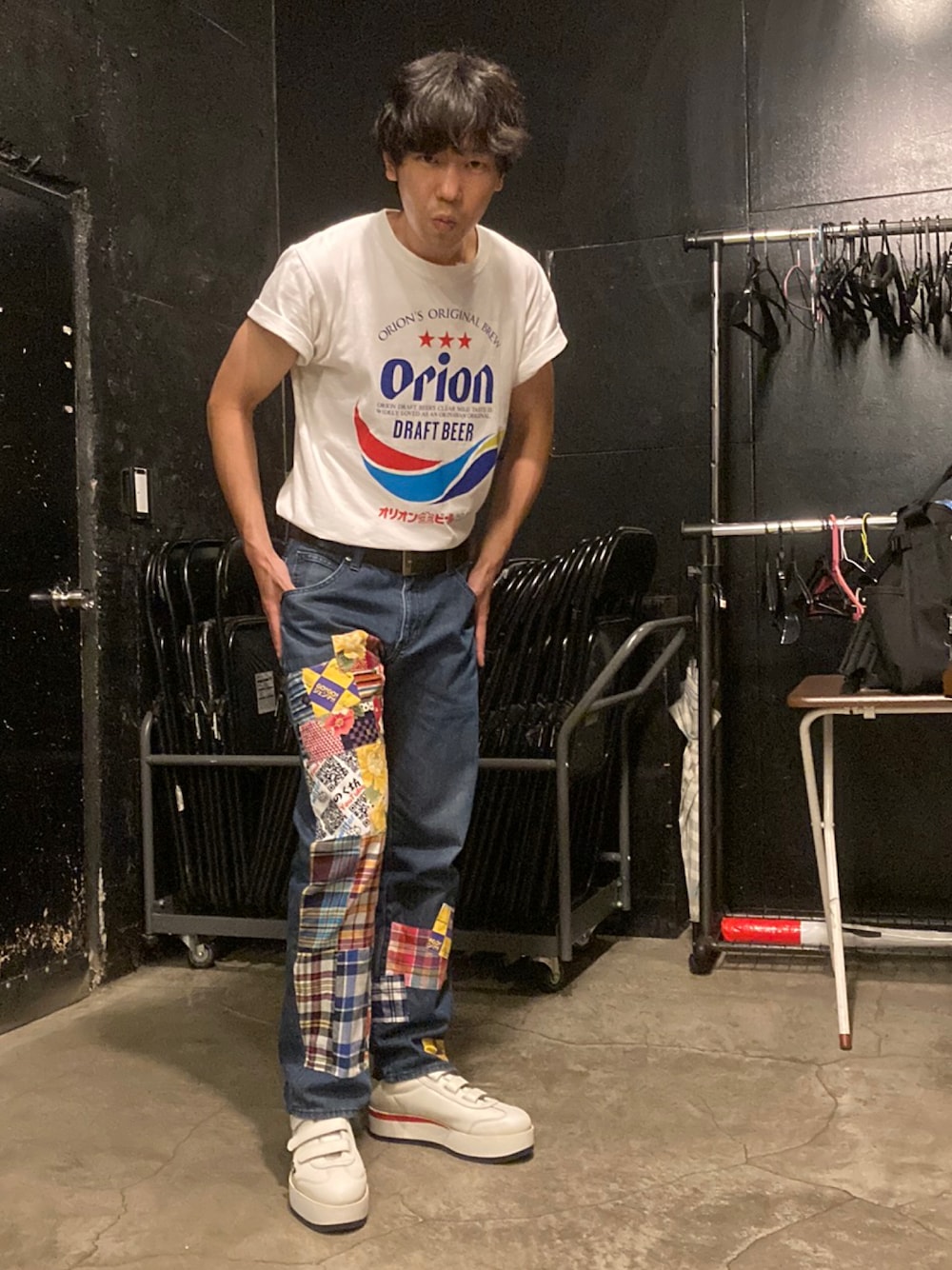ホワイト系のスニーカー、ブルー系のデニムパンツ、ホワイト系のTシャツ/カットソーを着用したメンズの夏コーディネートの1枚目の写真