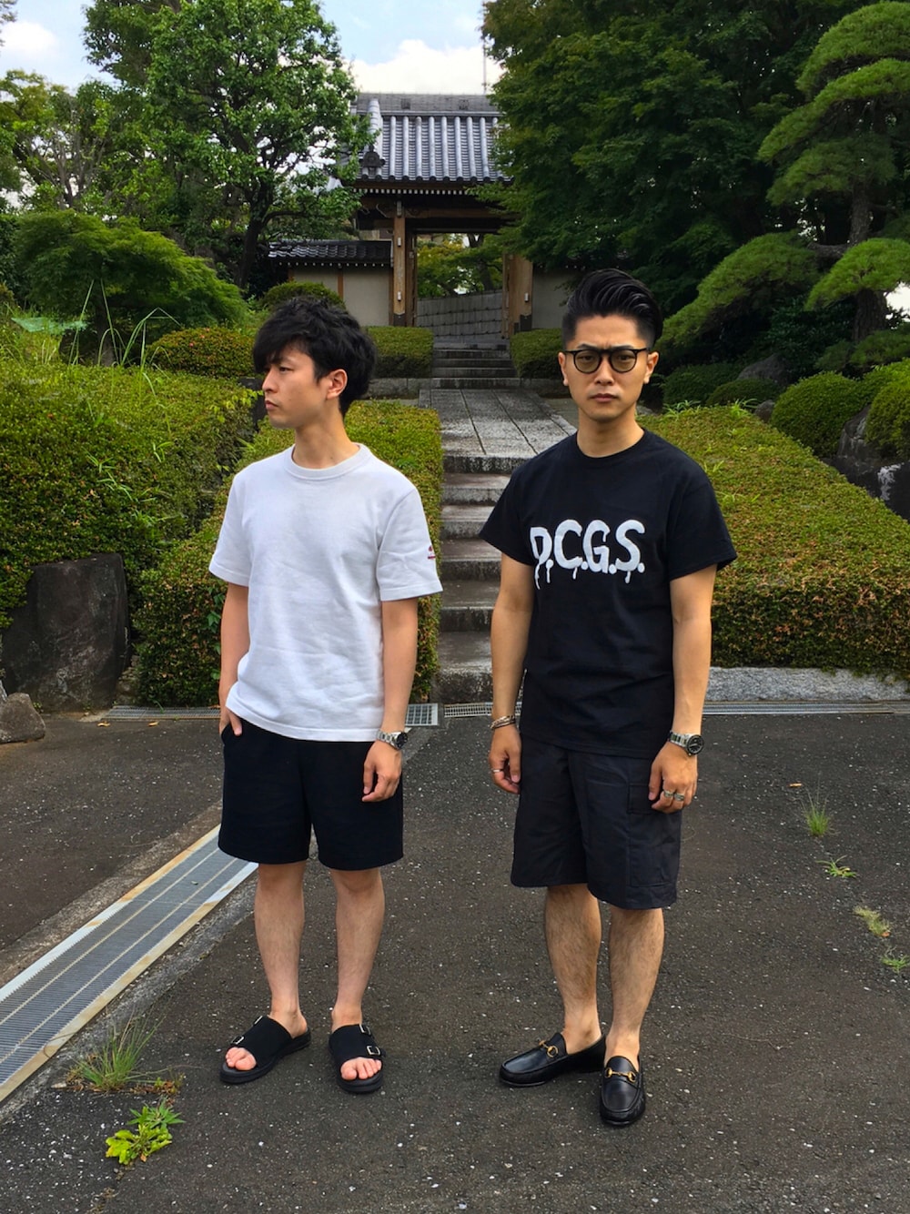 「ショートパンツ、オーバーサイズ、夏、ブラック、カジュアル、オトナカジュアル、ワントーンコーデ、白Tシャツ、ootd」｜「GUCCIのアイテム（ローファー、ブラック系）」を使った、こどおじブラザーズさん（メンズ・165cm）の夏コーディネートの1枚目の写真