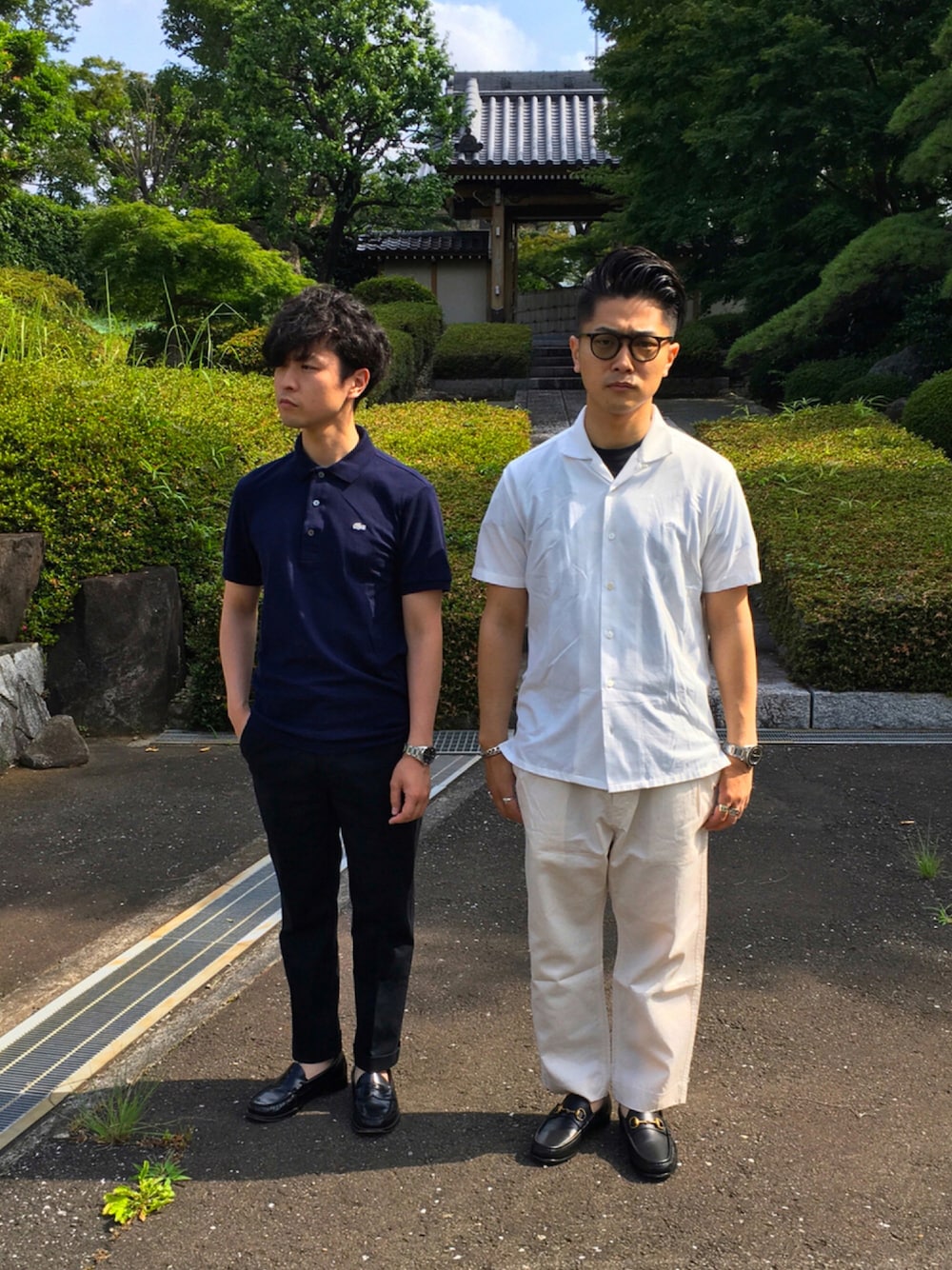 「今日のコーデ、カジュアル、Tシャツ、リラックススタイル、モノトーン、休日スタイル、ローファー、ラコステ、LACOSTE」｜「GUCCIのアイテム（ローファー、ブラック系）」を使った、こどおじブラザーズさん（メンズ・165cm）の夏コーディネートの1枚目の写真