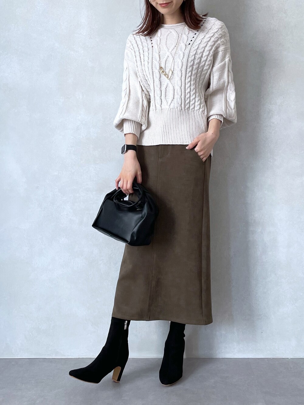 「オトナ女子、だから秋服が好き、プチプラ、プチプラコーデ、ボリューム袖、ニット、ニットコーデ、スカートスタイル、カーキ、ホワイト、ブーツ、秋コーデ、秋冬コーデ、冬コーデ、大人コーデ」｜「prose verseのボリューム袖ケーブル編みニット（ニット/セーター、ホワイト系）」を使った、Shiiiさん（レディース・162cm）の秋コーディネートの1枚目の写真