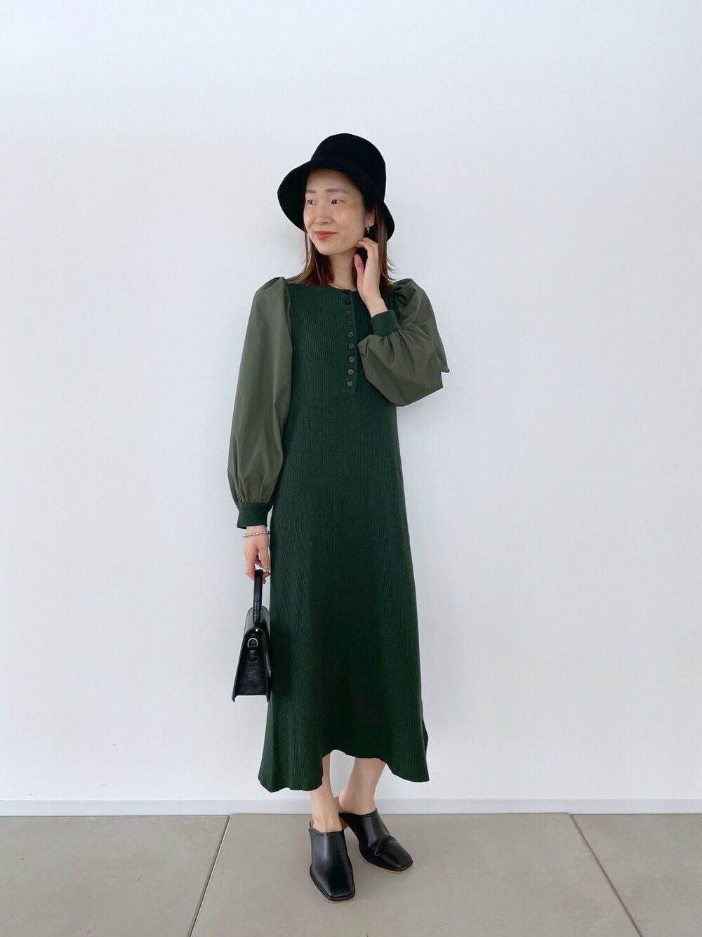 「休日コーデ、秋服準備はじめました、バケットハット、プチプラ、スクエアトゥ、ミニバッグ、休日スタイル、韓国ファッション、きれいめカジュアル、スクエアバッグ、ワンピース、ニットワンピース、ドッキングワンピ、シンプルスタイル、秋コーデ」｜「prose verseのコーデュロイバケットハット（ハット、ブラック系）」を使った、Shiiiさん（レディース・162cm）の秋コーディネートの1枚目の写真