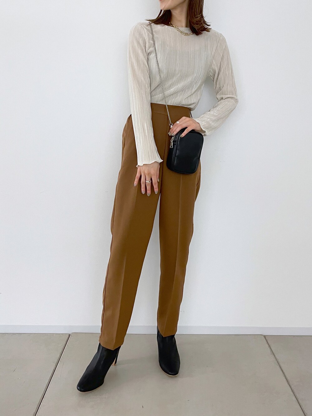 「オトナカジュアル、秋コーデ、プチプラコーデ、プチプラ、スラックス、休日スタイル、だから秋服が好き、シンプル、パンツスタイル、ブーツ、秋服、シンプルコーデ、秋服準備はじめました、プリーツ、キャメル」｜「prose verseのサテンミニプリーツ長袖プルオーバー（Tシャツ/カットソー、ベージュ系）」を使った、Shiiiさん（レディース・162cm）の秋コーディネートの1枚目の写真