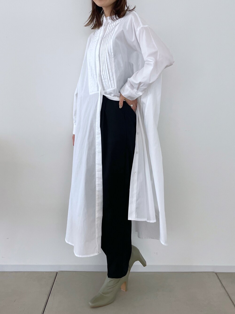 「プチプラ、シャツワンピ、秋服準備はじめました、レイヤードスタイル、きれいめカジュアル、秋コーデ、オフィスカジュアル、テーパードパンツ、秋、モノトーンコーデ、モノトーン、ブーツ、シンプル、秋服、オトナカジュアル」｜「prose verseのタック入りレースアップシャツワンピース（ワンピース、ホワイト系）」を使った、Shiiiさん（レディース・162cm）の秋コーディネートの1枚目の写真