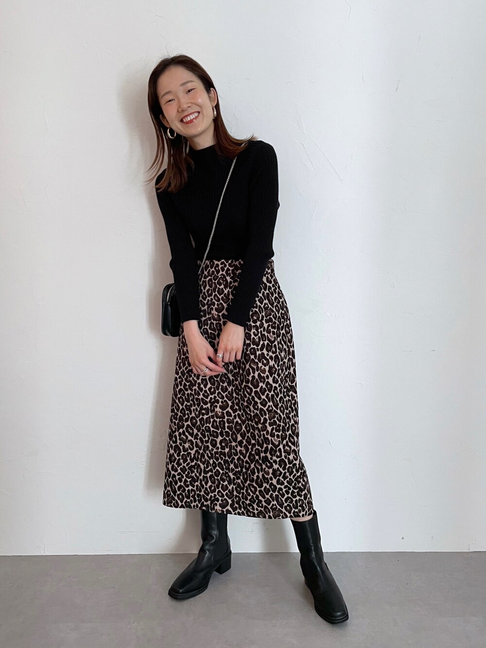 「秋冬コーデ、冬コーデ、レオパード、プチプラ、プチプラコーデ、シンプルコーデ、ミニバッグ、休日スタイル、ブーツ、サイドゴアブーツ、ブラック、スカート、きれいめカジュアル、ニット、ひょう柄」｜「prose verseのもちもちハイネックニット（ニット/セーター、ブラック系）」を使った、Shiiiさん（レディース・162cm）の秋コーディネートの1枚目の写真