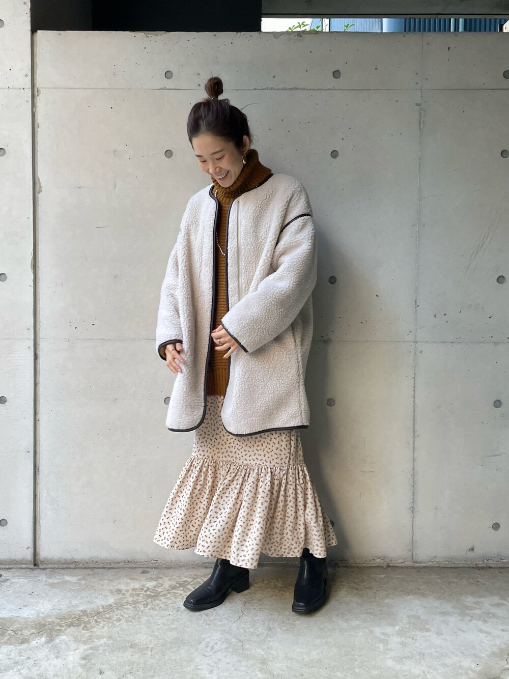 「クリスマスに着たい服、冬コーデ、マーメイドスカート、プチプラ、プチプラコーデ、カラーニット、あったかコーデ、休日スタイル、ボアジャケット、タートルネック、ブーツ、オトナ女子、オトナカジュアル、ビッグシルエット、スカートスタイル」｜「prose verseの《WEB限定》レザーパイピングノーカラーボアコート（ノーカラージャケット、ベージュ系）」を使った、Shiiiさん（レディース・162cm）の冬コーディネートの1枚目の写真