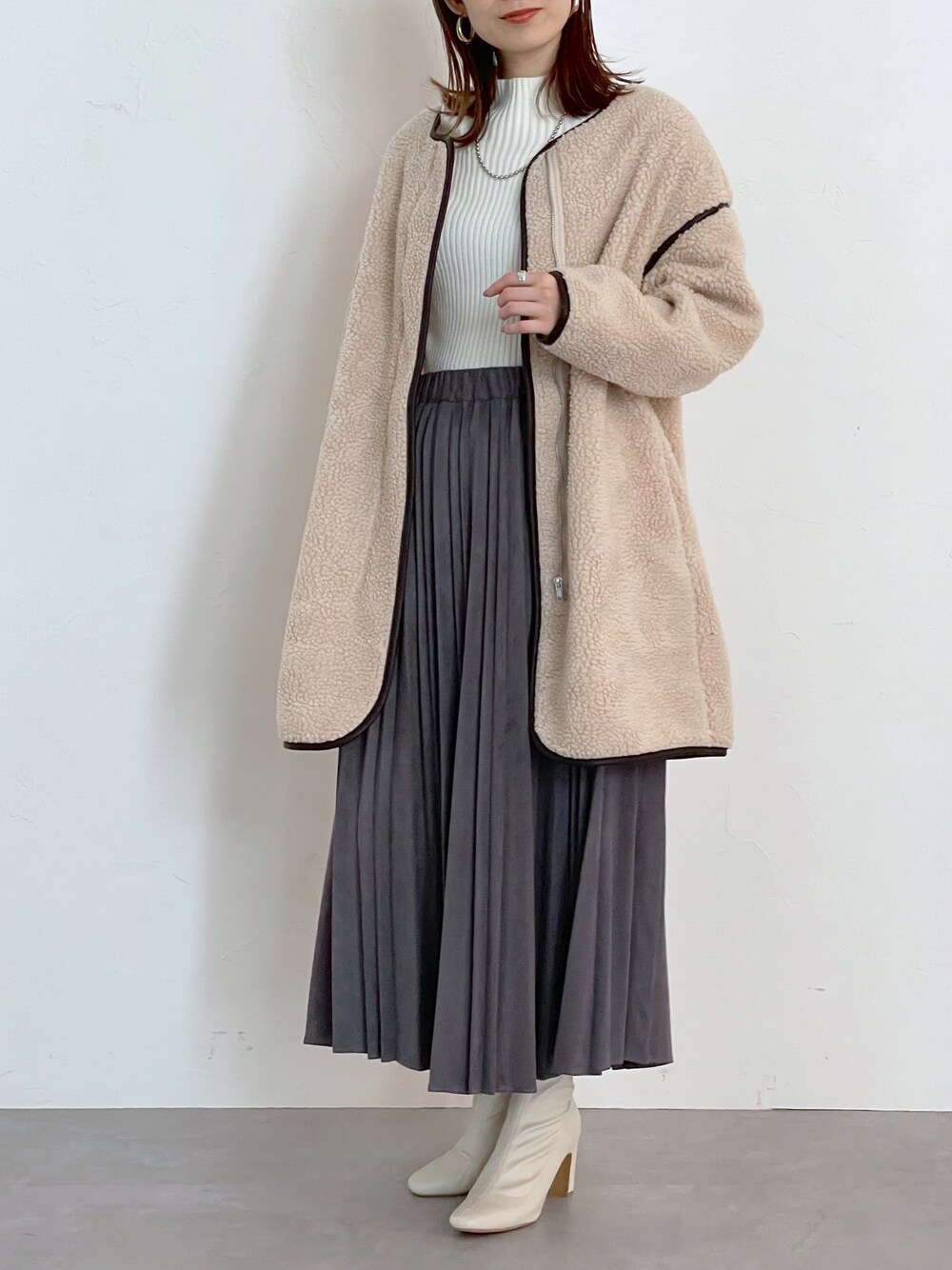 「クリスマスに着たい服、休日スタイル、ボアジャケット、プチプラ、プチプラコーデ、あったかコーデ、ブーツ、スカート、スカートスタイル、冬コーデ、ハイネック、ハイネックニット、冬アウター、パイピング、エレガント」｜「prose verseの《WEB限定》レザーパイピングノーカラーボアコート（ノーカラージャケット、ベージュ系）」を使った、Shiiiさん（レディース・162cm）の冬コーディネートの1枚目の写真