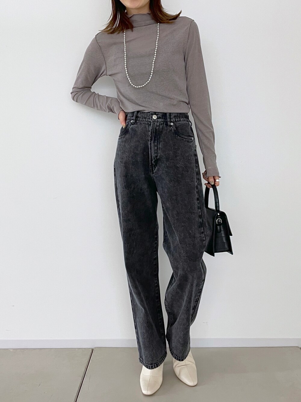 「休日スタイル、プチプラ、スクエアバッグ、秋コーデ、秋服準備はじめました、きれいめカジュアル、タックイン、デニム、ブラック、オトナカジュアル、ブーツ、秋冬コーデ、シアー、シアートップス、カジュアルコーデ」｜「prose verseの《WEB限定》シアーネットメロータートルプルオーバー（Tシャツ/カットソー、パープル系）」を使った、Shiiiさん（レディース・162cm）の秋コーディネートの1枚目の写真