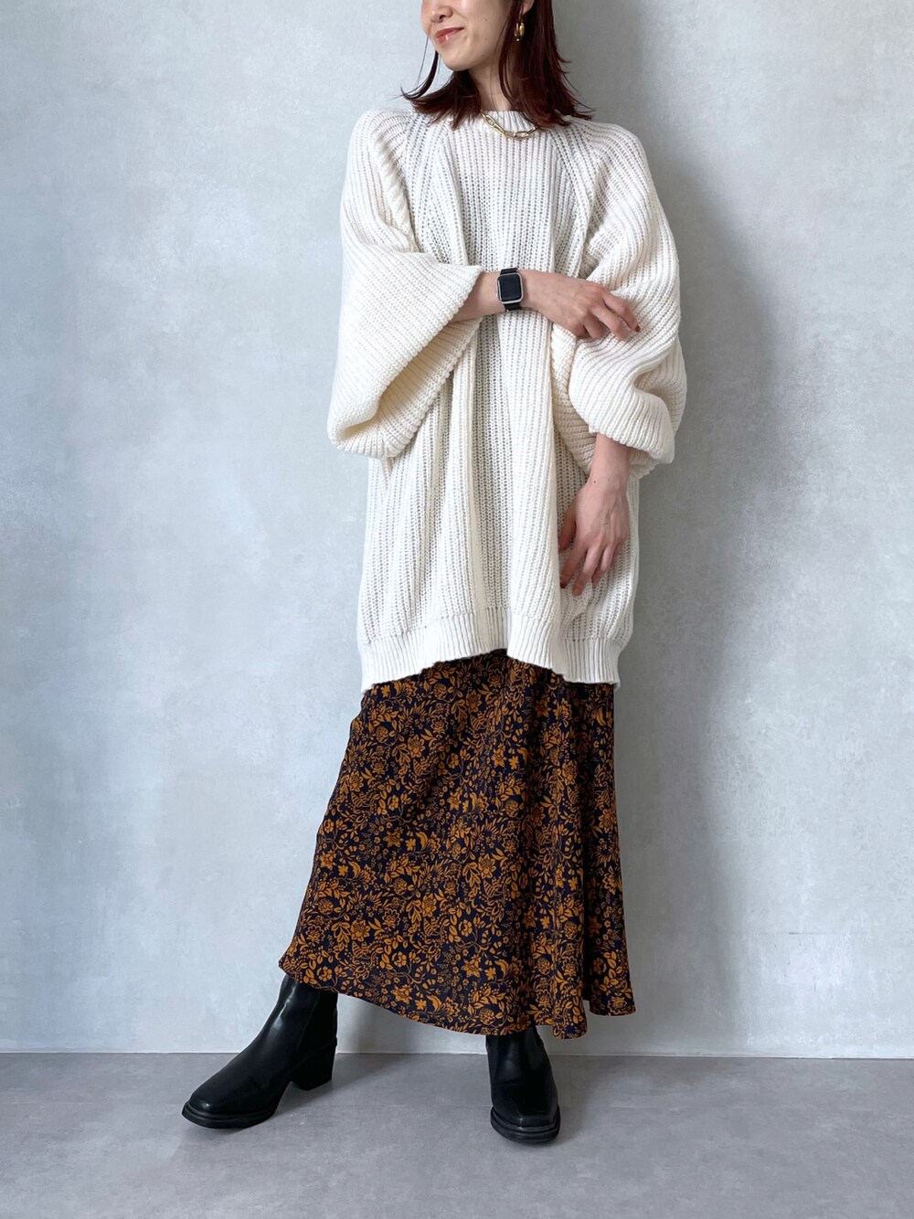 「だから秋服が好き、ボリューム袖、ニット、ニットコーデ、プチプラ、プチプラコーデ、サイドゴアブーツ、秋コーデ、秋冬コーデ、秋服、冬コーデ、柄スカート、白ニット、休日スタイル、オトナカジュアル」｜「prose verseのラグランオーバーサイズニット（ニット/セーター、ホワイト系）」を使った、Shiiiさん（レディース・162cm）の秋コーディネートの1枚目の写真