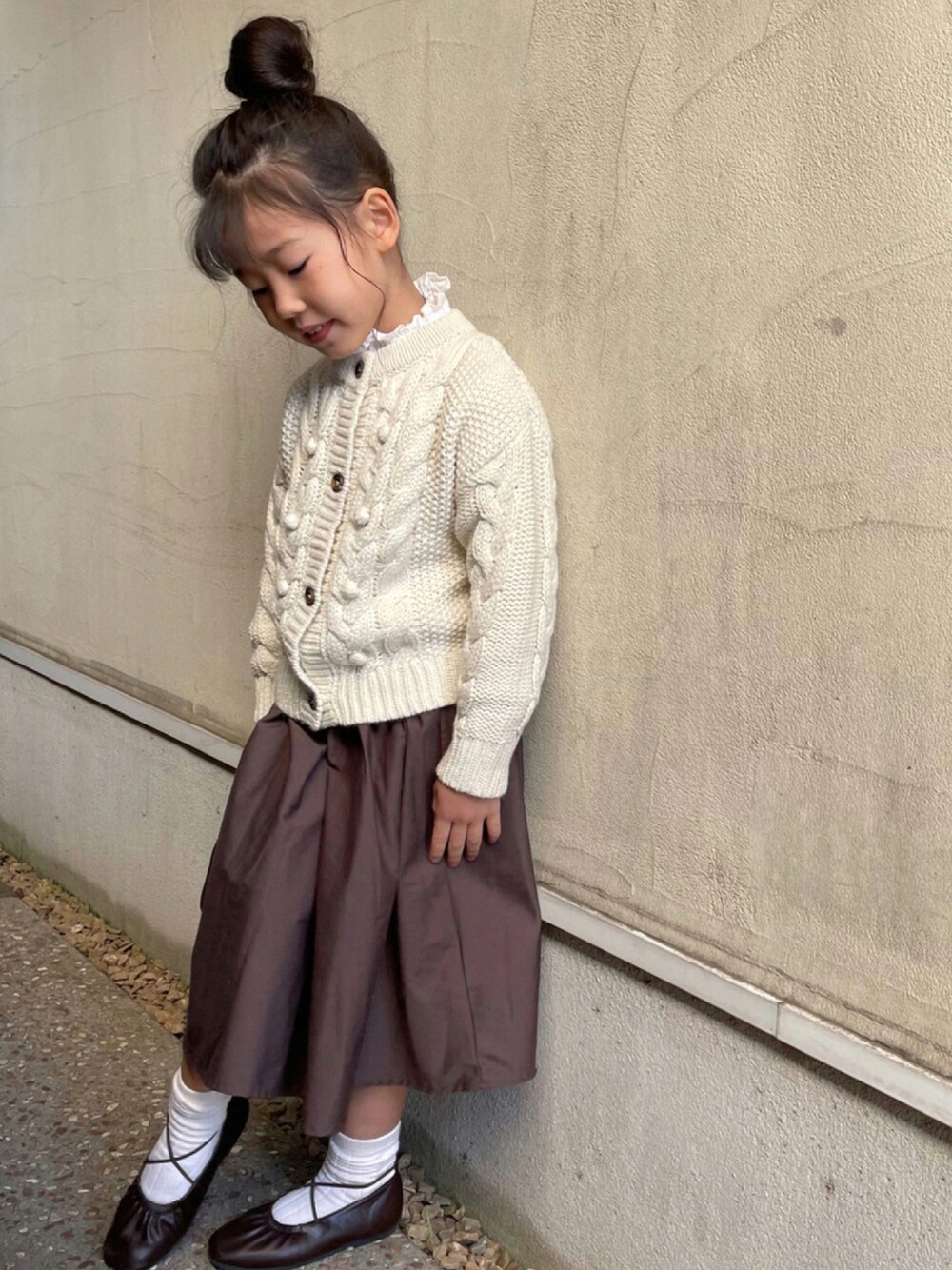 「カーディガン、休日スタイル、ブラウン、バレエシューズ、プチプラ、淡色コーデ、秋コーデ」｜「apres les coursのざっくりニットカーディガン（カーディガン/ボレロ、ホワイト系）」を使った、ayachan0803さん（キッズ・120cm）の秋コーディネートの1枚目の写真