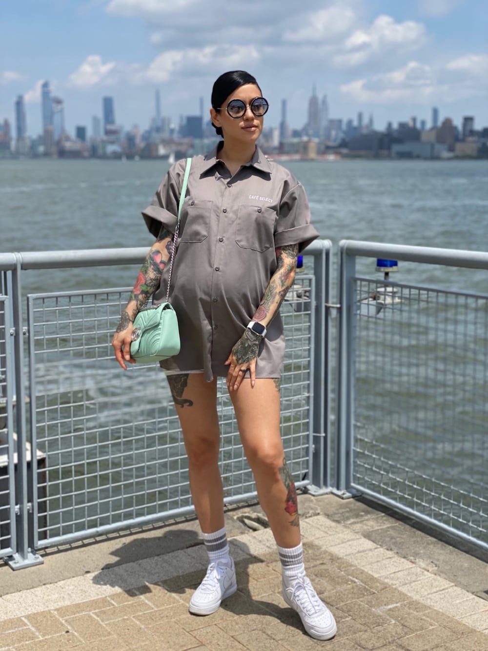 「NYC、summer、summer style、streetstyle、NIKE、GUCCI、streetfashion、street、airforce1、NYCstyle」｜「Cafe Select NYCのアイテム（シャツ/ブラウス、グレー系）」を使った、joiedamonさん（レディース・170cm）の夏コーディネートの1枚目の写真
