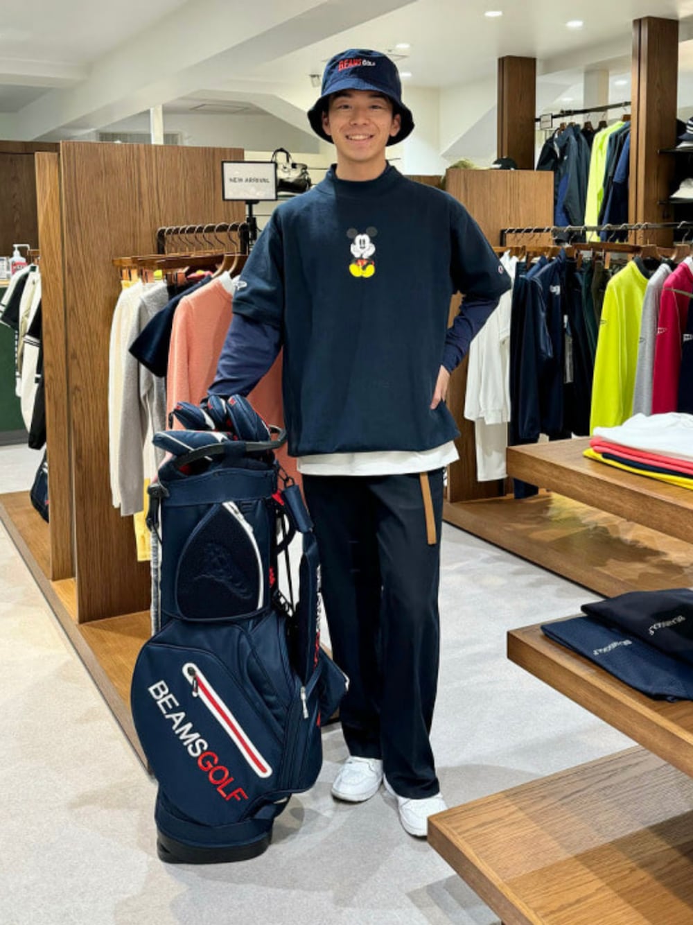 「BEAMS GOLF、春のおしゃ見えテクニック、スポーツミックス、春コーデ、レイヤードスタイル、ゴルフ、ゴルフウェア、ゴルフコーデ、ゴルフ男子、ゴルフウェアメンズ、ゴルフシューズ、バケットハット」｜「BEAMS GOLFの＜UNISEX＞BEAMS GOLF / フラッグロゴ バケットハット（ハット、ブルー系）」を使った、BEAMS GOLFさん（メンズ・172cm）の春コーディネートの1枚目の写真