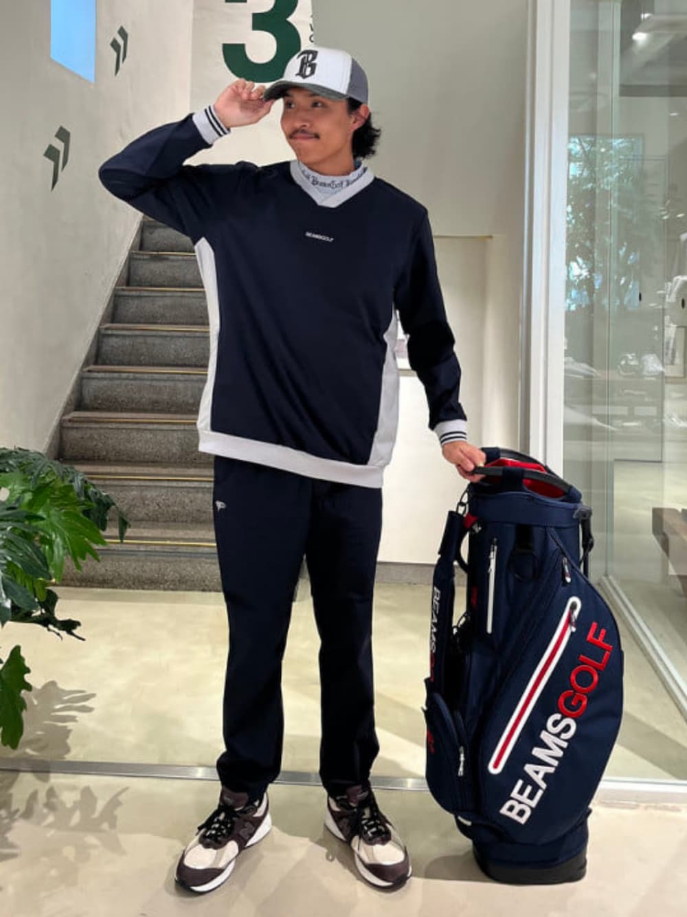「ゴルフ、ゴルフウェア、撥水加工」｜「BEAMS GOLFのBEAMS GOLF / スタンド キャディバッグ 4（ゴルフグッズ、グレー系）」を使った、BEAMS GOLFさん（メンズ・180cm）の秋コーディネートの1枚目の写真