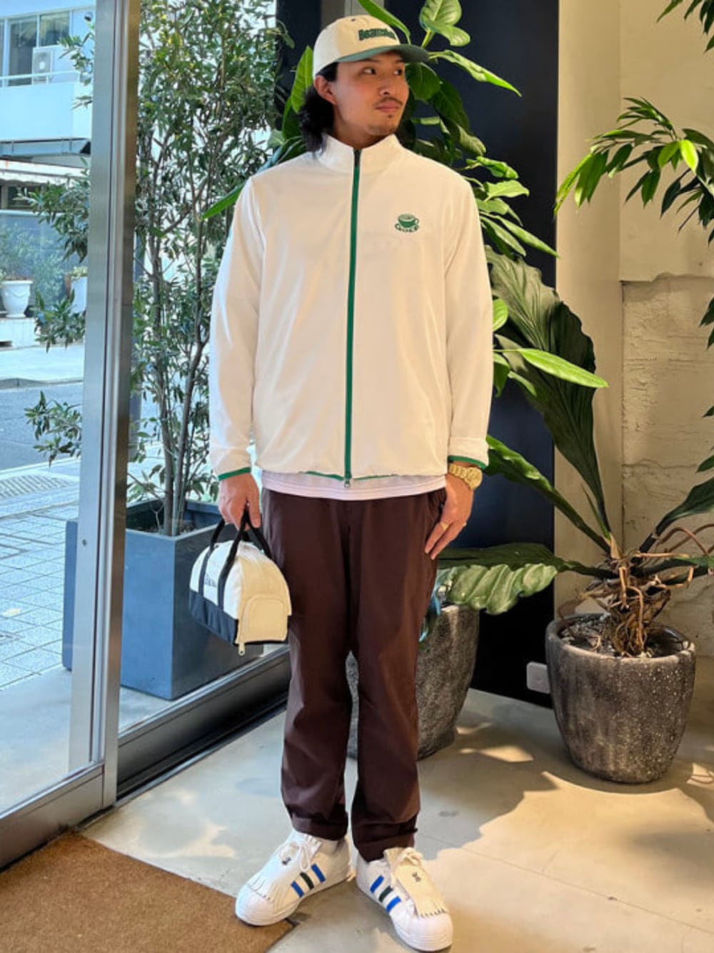 「ゴルフウェア、ゴルフ」｜「BEAMS GOLFのミニ キャンバス ボストンバッグ（トートバッグ、ホワイト系）」を使った、BEAMS GOLFさん（メンズ・180cm）の春コーディネートの1枚目の写真