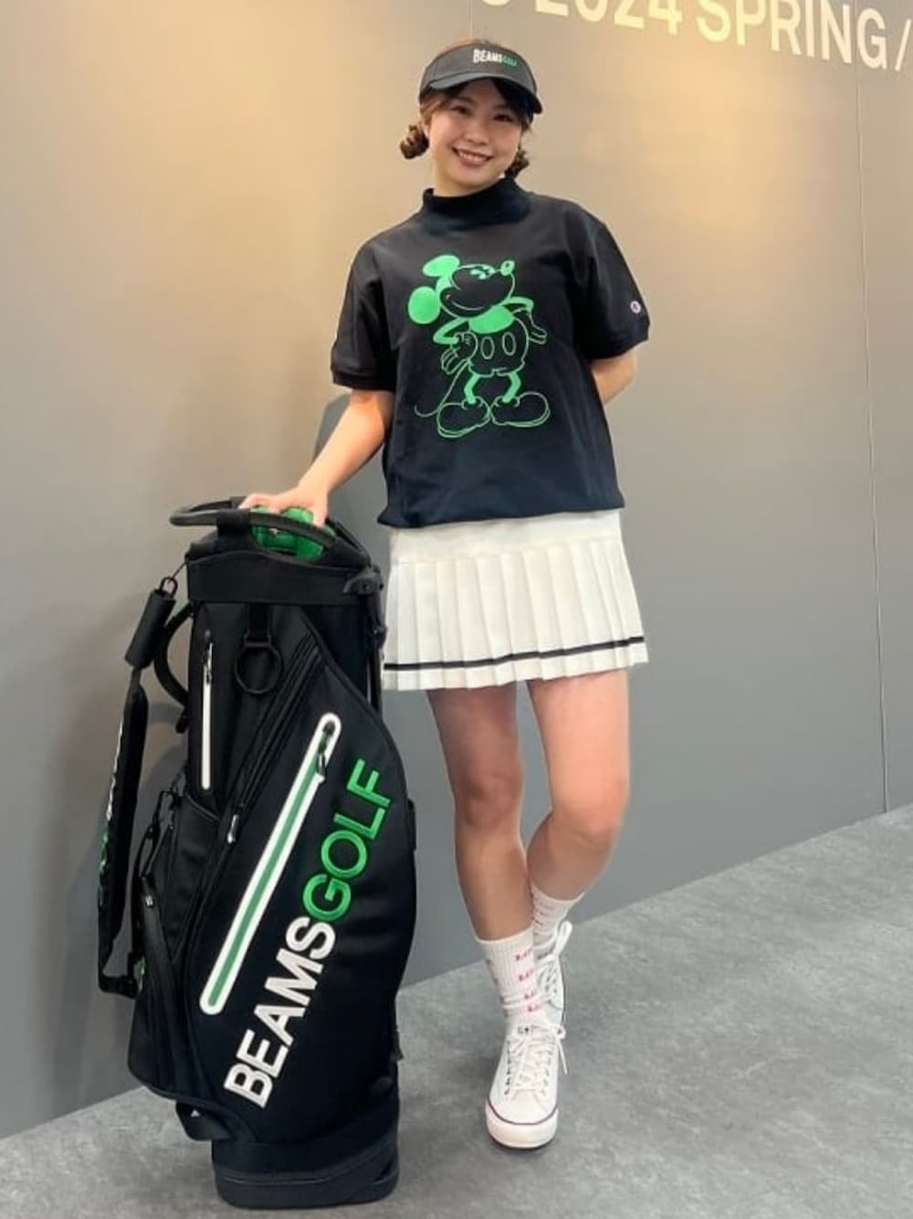 「BEAMS GOLF、ゴルフ、ゴルフウェア、ゴルフコーデ、ゴルフ女子、ゴルフスタイル、ゴルフシューズ」｜「BEAMS GOLFのBEAMS GOLF / スタンド キャディバッグ 4（ゴルフグッズ、ブラック系）」を使った、BEAMS GOLFさん（レディース・156cm）の春コーディネートの1枚目の写真