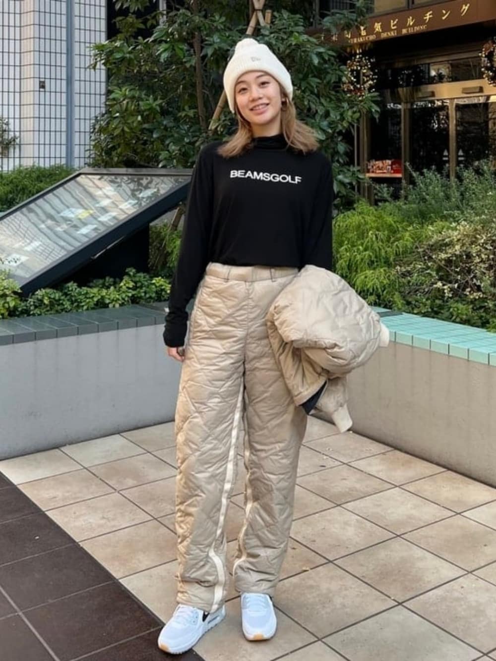 パンツ（ベージュ系）を使った「ゴルフウェア」の人気ファッション