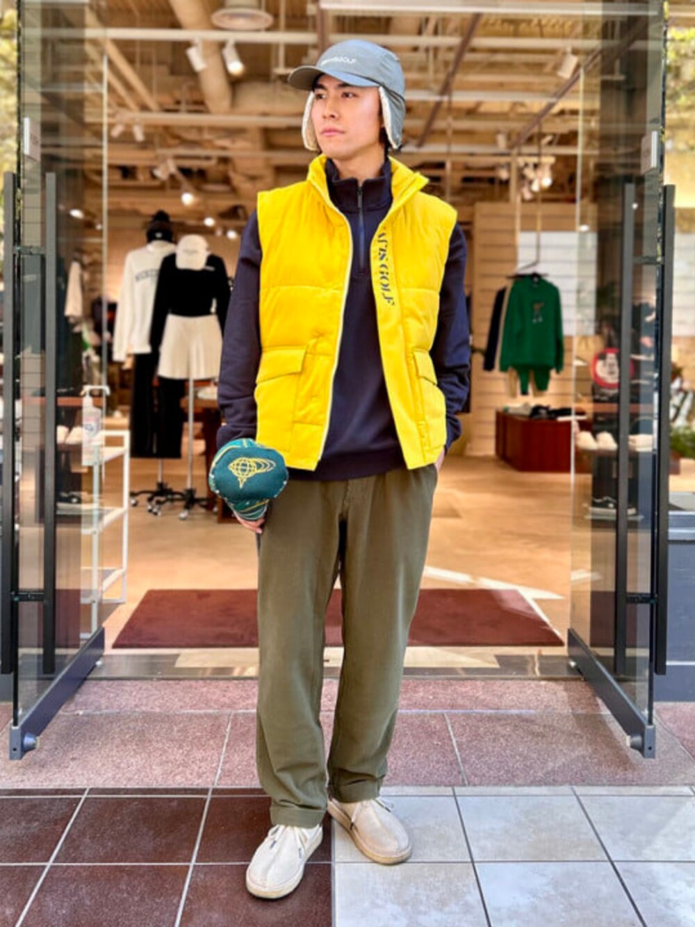 「ゴルフ、ゴルフウェア、ラコステ」｜「BEAMS GOLFのBEAMS GOLF / イヤーフラップ ナイロンキャップ（キャップ、グリーン系）」を使った、BEAMS GOLFさん（メンズ・173cm）の冬コーディネートの1枚目の写真