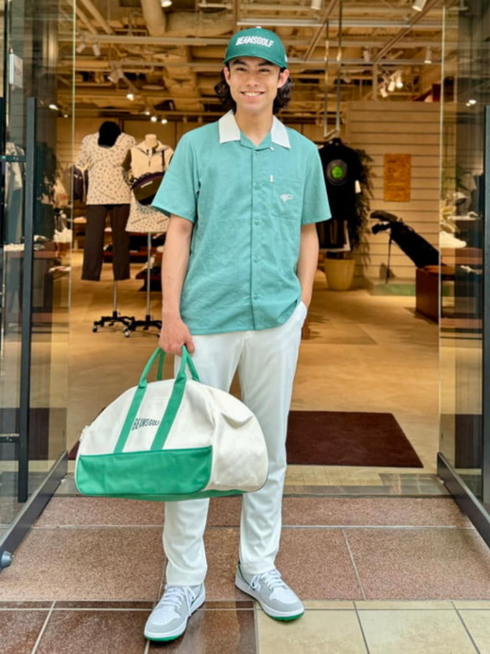 「BEAMS GOLF、ゴルフウェア、ゴルフ、ゴルフコーデ、ゴルフ男子、ゴルフウェアメンズ、ゴルフスタイル、ゴルフシューズ、ゴルフ場、スニーカー、春色、スポーツミックス、シャツスタイル、トートバッグ、キャップ」｜「BEAMS GOLFのNEW ERA × BEAMS GOLF / 別注 9FIFTY メッシュ キャップ（キャップ、グリーン系）」を使った、BEAMS GOLFさん（メンズ・173cm）の春コーディネートの1枚目の写真