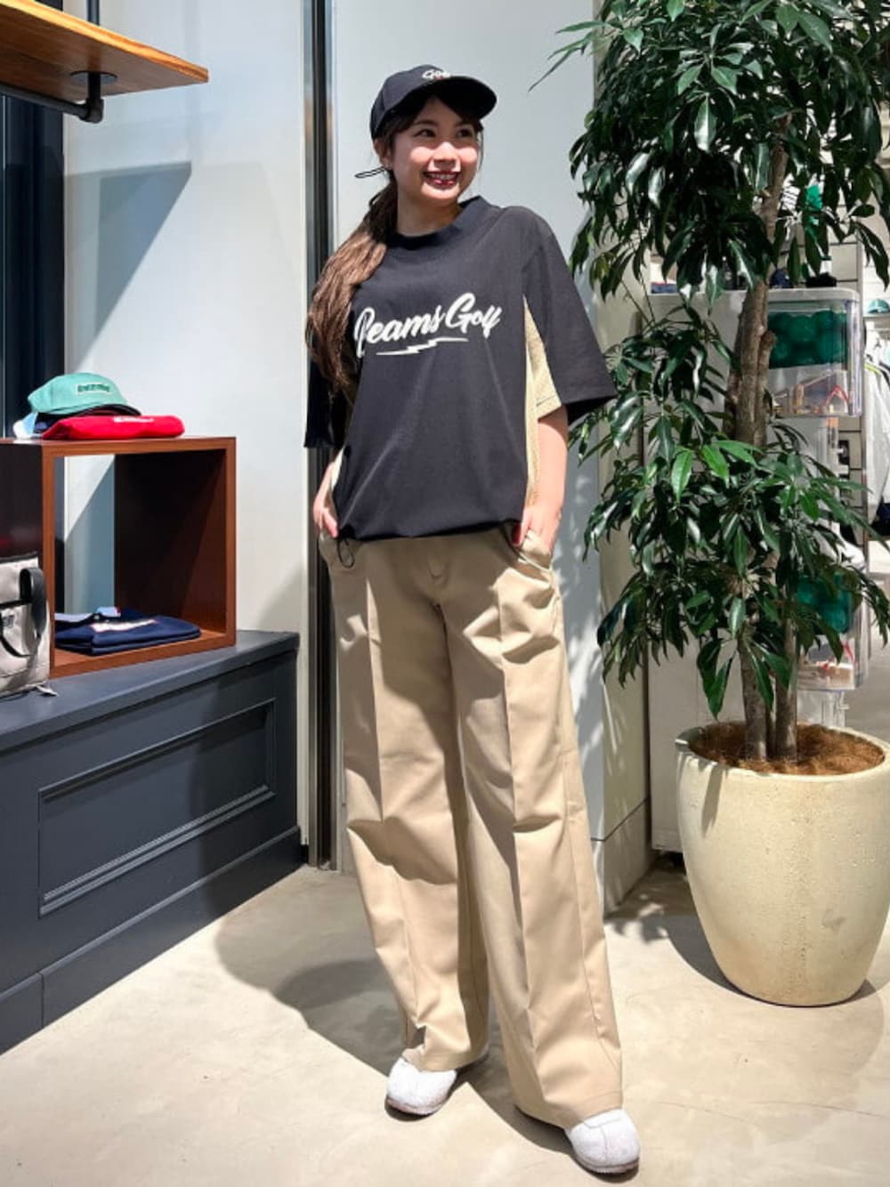 「ゴルフ、ゴルフウェア、ゴルフ女子」｜「BEAMS GOLFの【別注】ELECTRIC GOLF / サイドメッシュ モックネックシャツ（Tシャツ/カットソー、ブラック系）」を使った、BEAMS GOLFさん（骨格ストレート・レディース・156cm）の春コーディネートの1枚目の写真