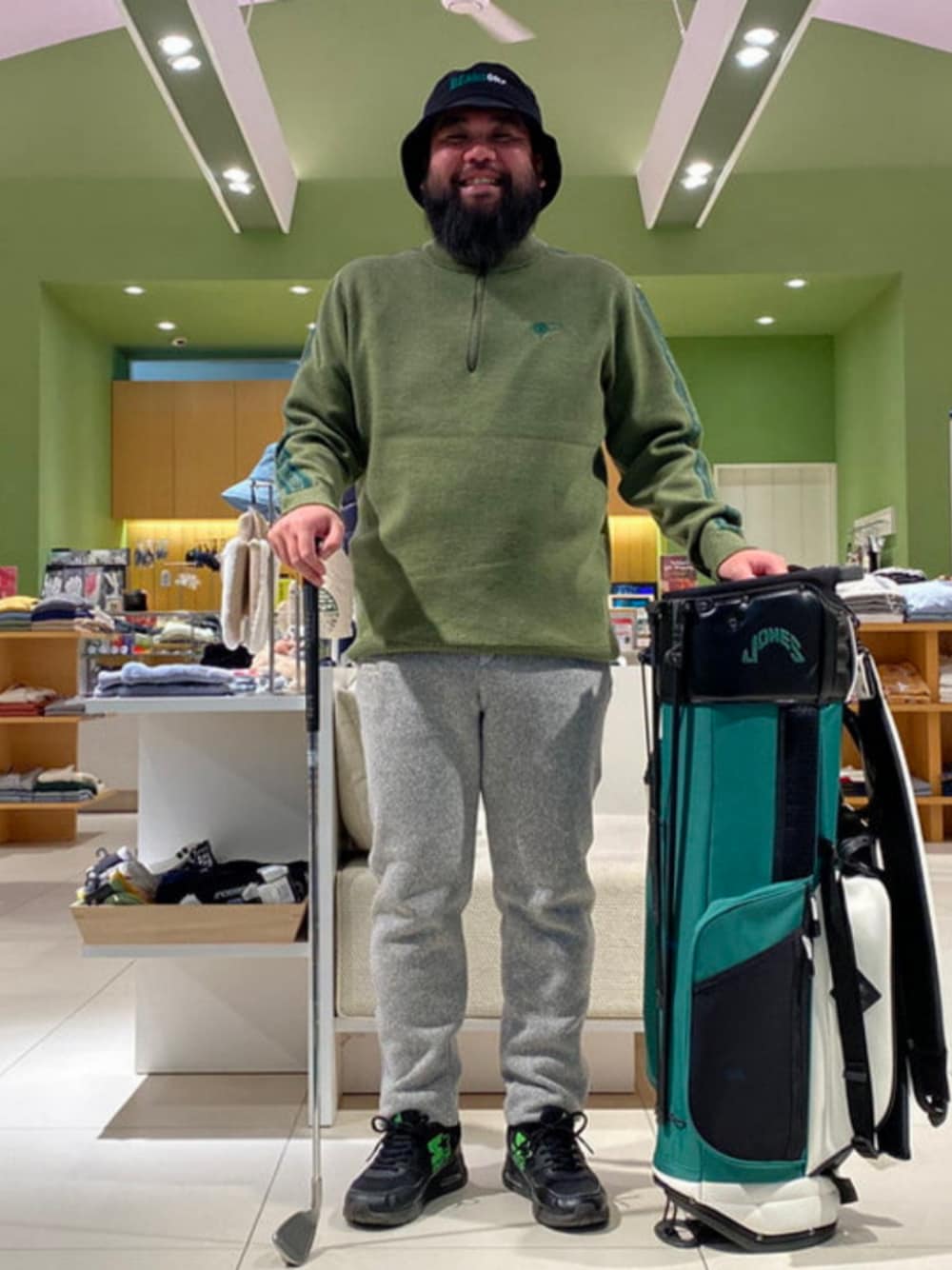 「ゴルフ、ゴルフウェア」｜「BEAMS GOLFの＜UNISEX＞BEAMS GOLF / フラッグロゴ バケットハット（ハット、ブルー系）」を使った、BEAMS GOLFさん（メンズ・168cm）の冬コーディネートの1枚目の写真