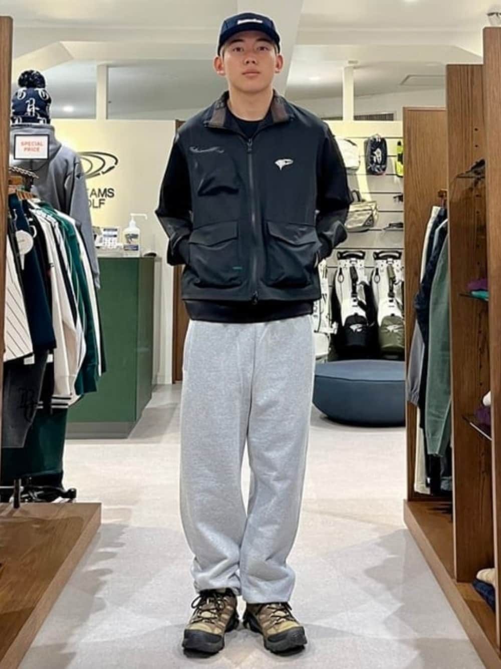 「ゴルフ、ゴルフウェア」｜「BEAMS GOLFのORANGE LABEL / スウェット プラクティス パンツ（スウェットパンツ、グレー系）」を使った、BEAMS GOLFさん（メンズ・172cm）の冬コーディネートの1枚目の写真