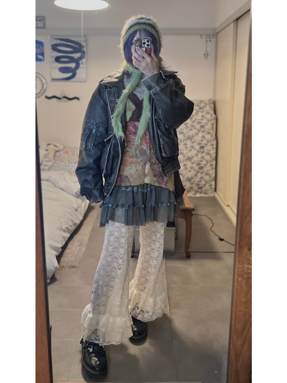 ブラック系のブルゾン、ホワイト系のその他パンツ、ブラック系のローファーを着用したレディースの冬コーディネートの1枚目の写真
