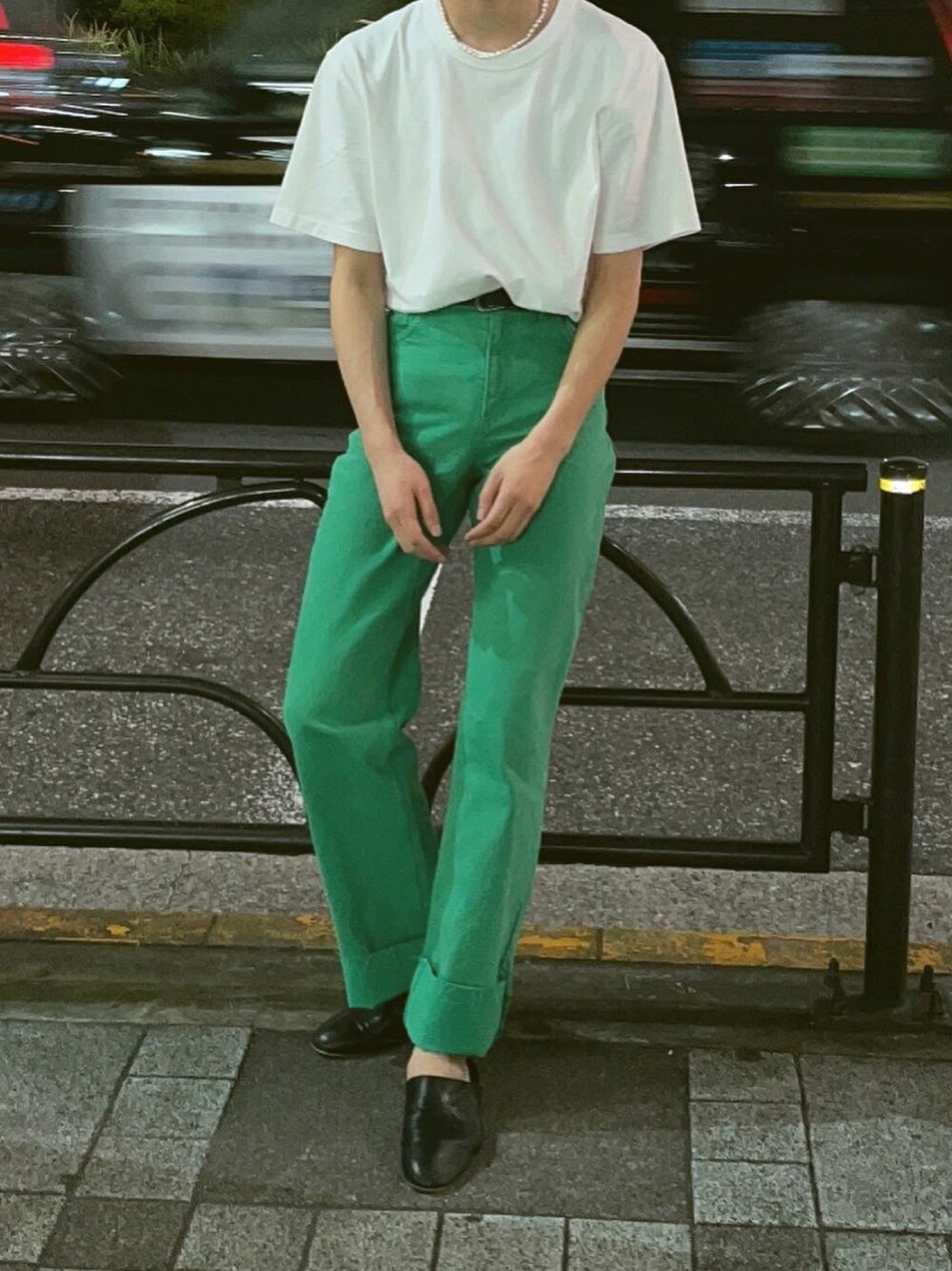 ホワイト系のTシャツ/カットソー、グリーン系のデニムパンツ、ブラック系のスリッポンを着用したメンズの夏コーディネートの1枚目の写真