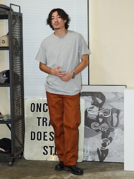 「Dickies（ディッキーズ）の【お気に入り数11万人突破】Dickies/ディッキーズ THE ORIGINAL FIT 874 TCツイル センタープレス スケーターパンツ レングス32インチ ワークパンツ イージーパンツ 2026年 夏 夏服 秋服（チノパンツ、ブラウン系）」を使った、rooptokyokkさん（メンズ・178cm）の夏コーディネート