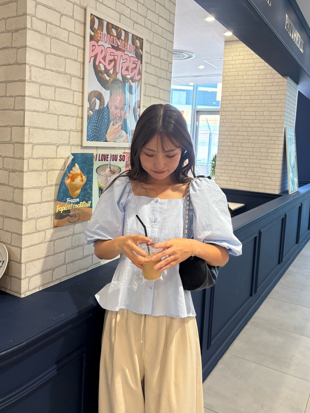 ブルー系のシャツ/ブラウス、ベージュ系のその他パンツを着用したレディースの夏コーディネートの1枚目の写真