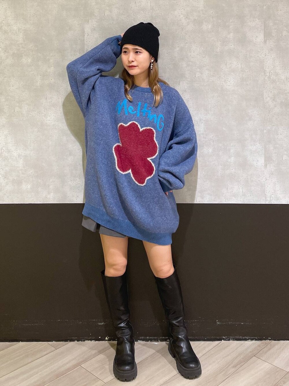 ブラック系のブーツ、グレー系のその他パンツ、ホワイト系のニット/セーターを着用したレディースの冬コーディネートの1枚目の写真