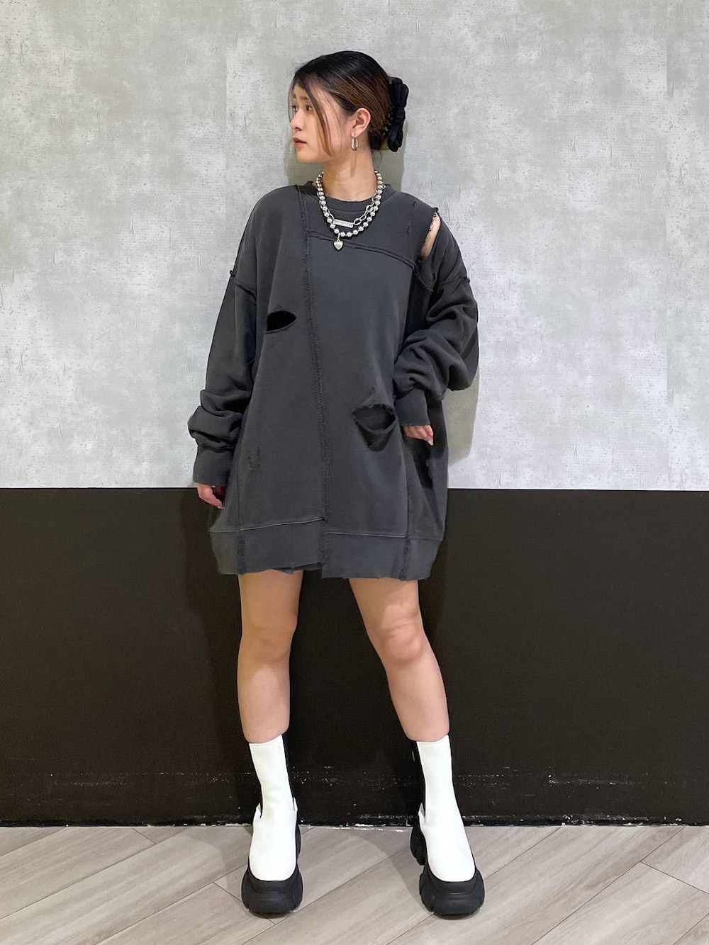 「きれいめ、JEANASIS、ショートブーツ、ブーツ、骨格ウェーブ、PAGEBOY、モード、差し色コーデ、冬コーデ、春コーデ、スウェット、ショートパンツ、骨格ウェーブ_PAGEBOY」｜「JEANASISのカットアウトリメイクウラケプルオーバー/104977（スウェット、グレー系）」を使った、Hinataさん（レディース・154cm）の冬コーディネートの1枚目の写真