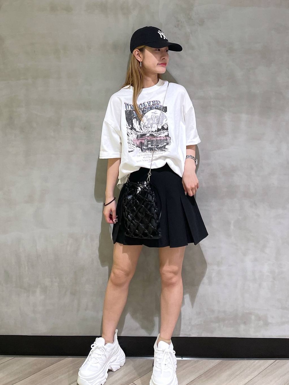 「きれいめ、モード、差し色コーデ、春夏コーデ、春コーデ、Tシャツ、ショートパンツ、スニーカー、キャップ、夏コーデ、骨格ウェーブ、骨格ウェーブ_PAGEBOY、PAGEBOY」｜「PAGEBOYのプラットチャンキースニーカー（スニーカー、ホワイト系）」を使った、Hinataさん（レディース・154cm）の夏コーディネートの1枚目の写真