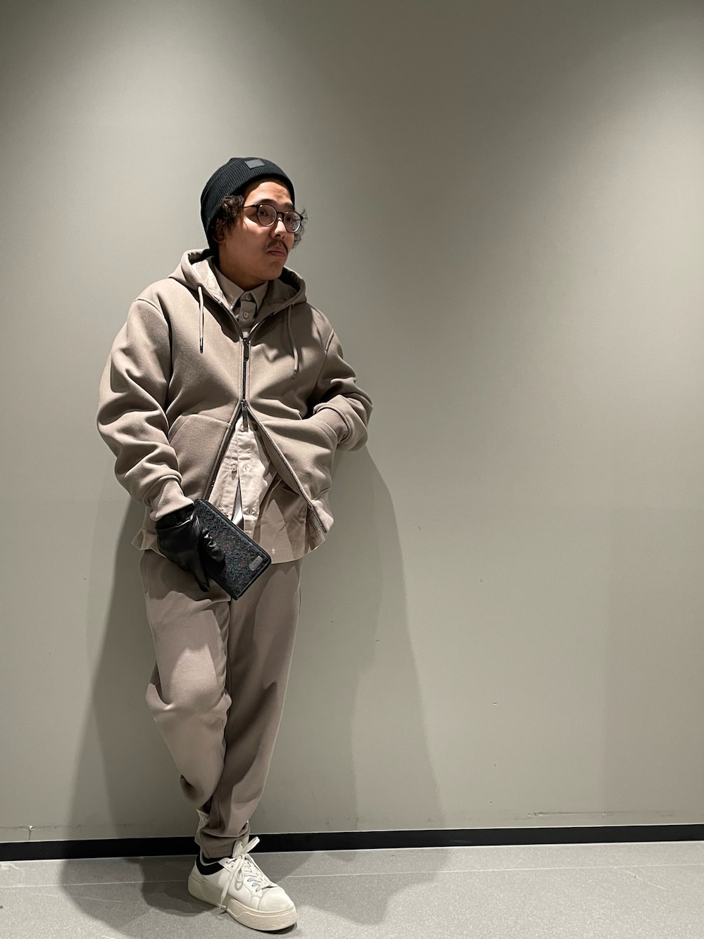 「アルマーニエクスチェンジ、armaniexchange、AXchanger、メガネ男子、低身長、ワントーンコーデ、フーディー、シャツ、スウェット、スニーカー、ラフ、冬コーデ、ベージュ、シンプルコーデ、カジュアル」｜「ARMANI EXCHANGEの【A|X アルマーニ エクスチェンジ】長袖コーデュロイシャツ/LOOSE（シャツ/ブラウス、ベージュ系）」を使った、ゆーきさん（メンズ・170cm）の冬コーディネートの1枚目の写真