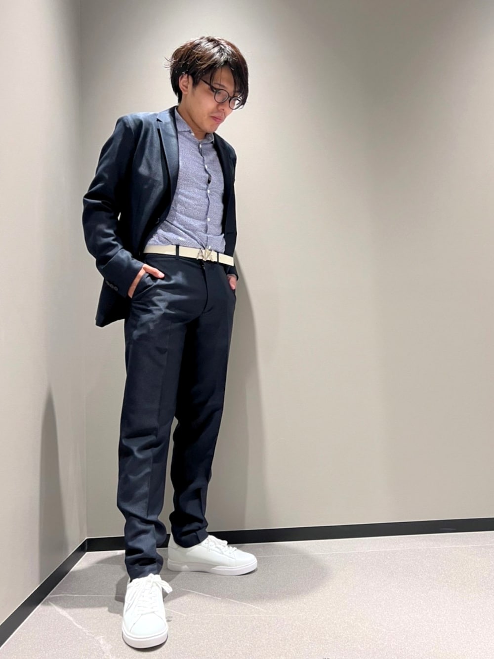 「アルマーニエクスチェンジ、armaniexchange、AXchange、AXchanger、低身長コーデ、メガネ男子、大人コーデ、シャツコーデ、ネイビー×ホワイト、結婚式二次会スタイル、キレイめ、セットアップ、スーツスタイル、シャツスタイル、白スニーカー」｜「ARMANI EXCHANGEの【A|X アルマーニ エクスチェンジ】レースアップ　レザースニーカー（スニーカー、ホワイト系）」を使った、ゆーきさん（メンズ・169cm）の夏コーディネートの1枚目の写真