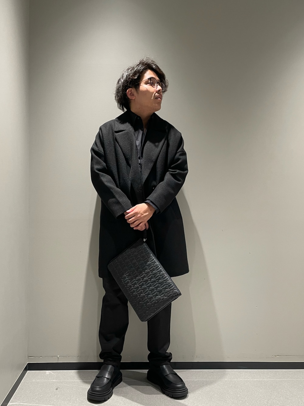 「アルマーニエクスチェンジ、armaniexchange、AXchanger、メガネ男子、低身長、オールブラック、ワントーンコーデ、コート、シャツスタイル、ローファー、きれいめカジュアル、冬コーデ、ビッグシルエット、黒、カジュアルコーデ」｜「ARMANI EXCHANGEの【A|X アルマーニ エクスチェンジ】メタリックツイードロングコート（ピーコート、ブラック系）」を使った、ゆーきさん（メンズ・170cm）の冬コーディネートの1枚目の写真