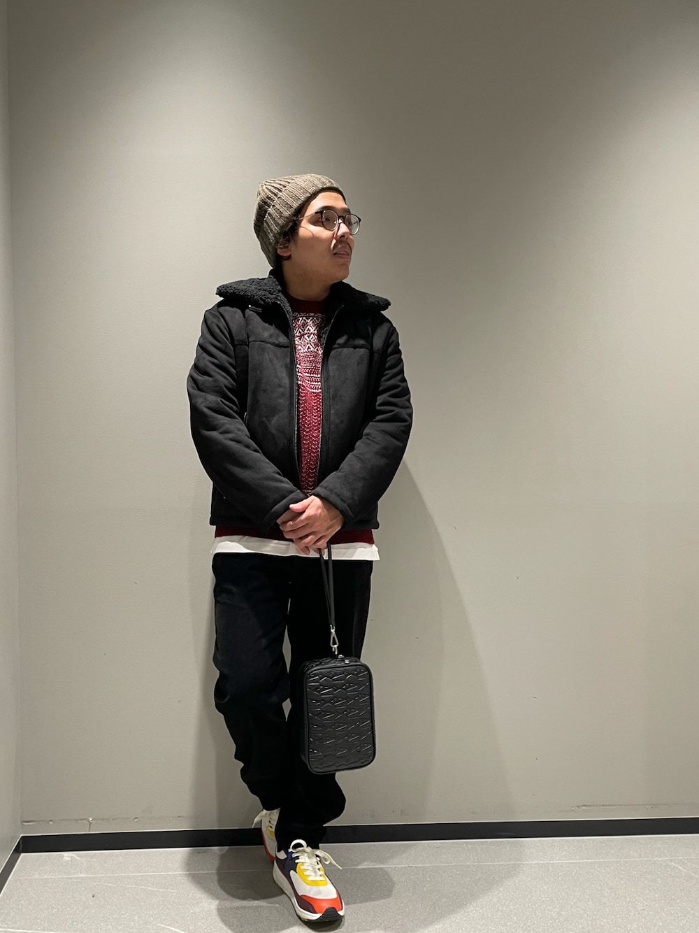 「アルマーニエクスチェンジ、armaniexchange、AXchanger、メガネ男子、低身長、ボア、ニット、冬コーデ、ベロアパンツ、スニーカー、ニット帽、ハンドバッグ、カジュアル、ラフ、休日スタイル」｜「ARMANI EXCHANGEの【A|X アルマーニ エクスチェンジ】AL エコムートンジャケット（ムートンコート、ブラック系）」を使った、ゆーきさん（メンズ・170cm）の冬コーディネートの1枚目の写真