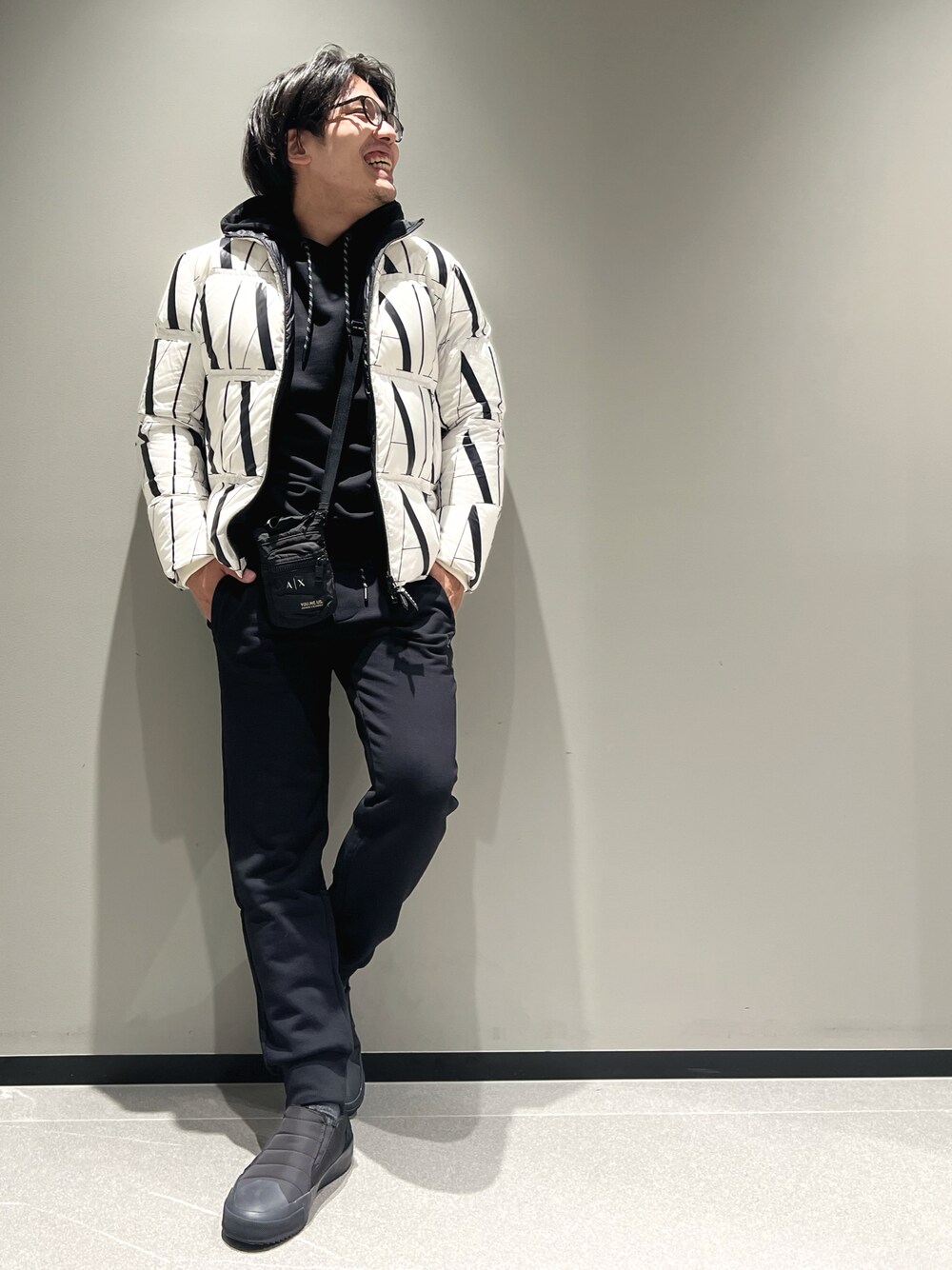 「アルマーニエクスチェンジ、armaniexchange、AXchanger、AXchange、ARMANIworld、WelcomeARMANI、メガネ男子、低身長コーデ、ダウンジャケット、スウェット、スリッポン、セットアップ、モノトーン、秋冬コーデ、オトナカジュアル」｜「ARMANI EXCHANGEの【A|X アルマーニ エクスチェンジ】ICONリアルダウンジャケット（ダウンジャケット/コート、ホワイト系）」を使った、ゆーきさん（メンズ・169cm）の冬コーディネートの1枚目の写真