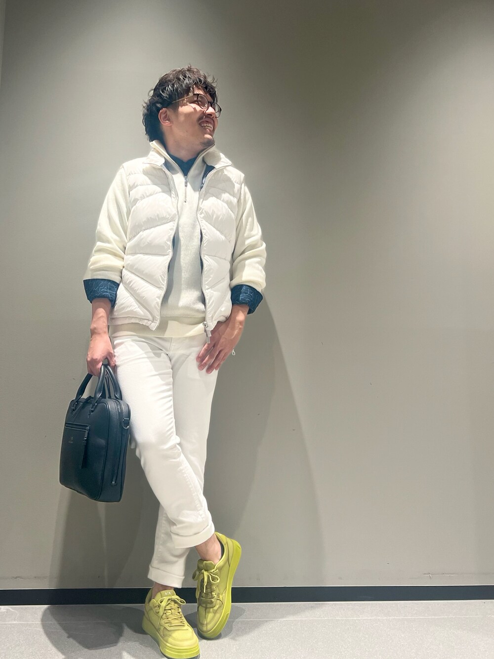 「アルマーニエクスチェンジ、armaniexchange、AXchanger、AXchange、メガネ男子、低身長、ダウンベスト、ハーフジップ、柄シャツ、スキニーデニム、スニーカー、シンプルコーデ、ホワイト、カジュアル、休日スタイル」｜「ARMANI EXCHANGEの【A|X アルマーニ エクスチェンジ】バイファブリック　リアルダウンベスト（ダウンベスト、ブラック系）」を使った、ゆーきさん（メンズ・170cm）の夏コーディネートの1枚目の写真